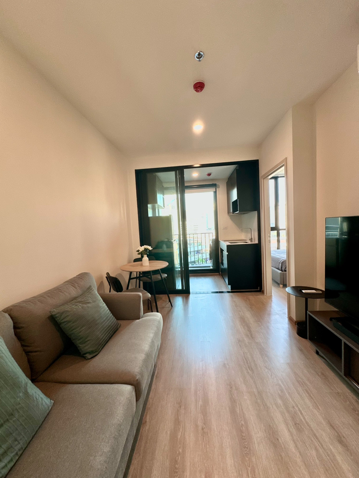 For RentCondoRama9, Petchburi, RCA : [For rent] 1 bedroom, 30.40 sq m, building in front of R, 9th floor, clear view.