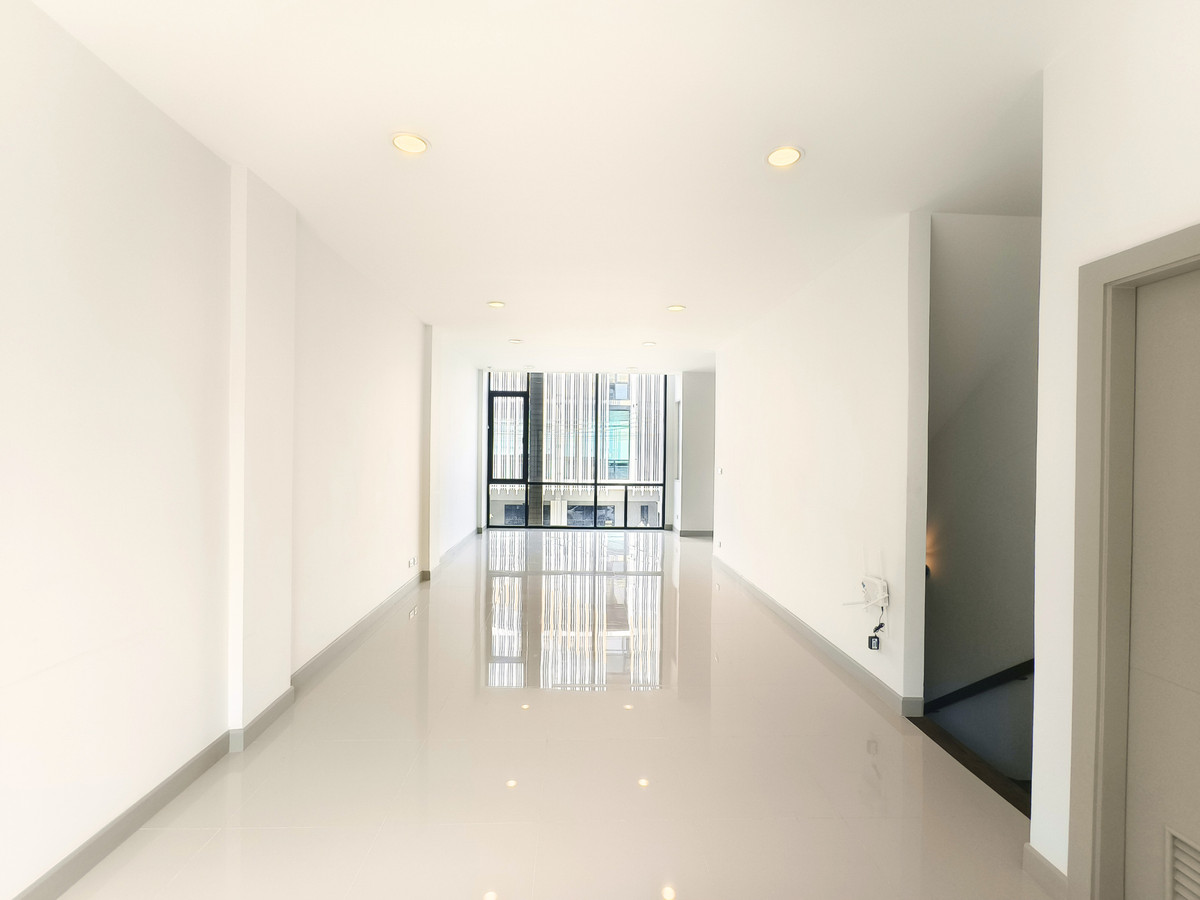 For SaleHome OfficeKaset Nawamin,Ladplakao : For sale: Premium Place Mix Ekamai-Ramintra 25.4 sq m. Luxurious home office, 4 floors, 2 large office rooms, 3 bedrooms, 4 bathrooms, next to Nuanchan Road, width 5.5 meters.