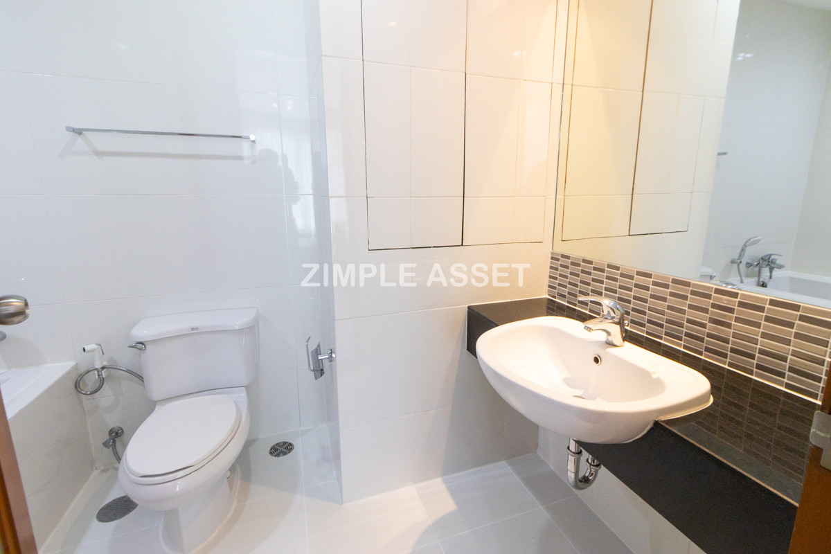 For RentSukhumvit, Asoke, Thonglor : Line ID: @zimple_asset Luxury aprtment in center of sukhumvit. Offering premium facilities for an elevated living experience. Surrounded by leading shopping malls in a prime location.