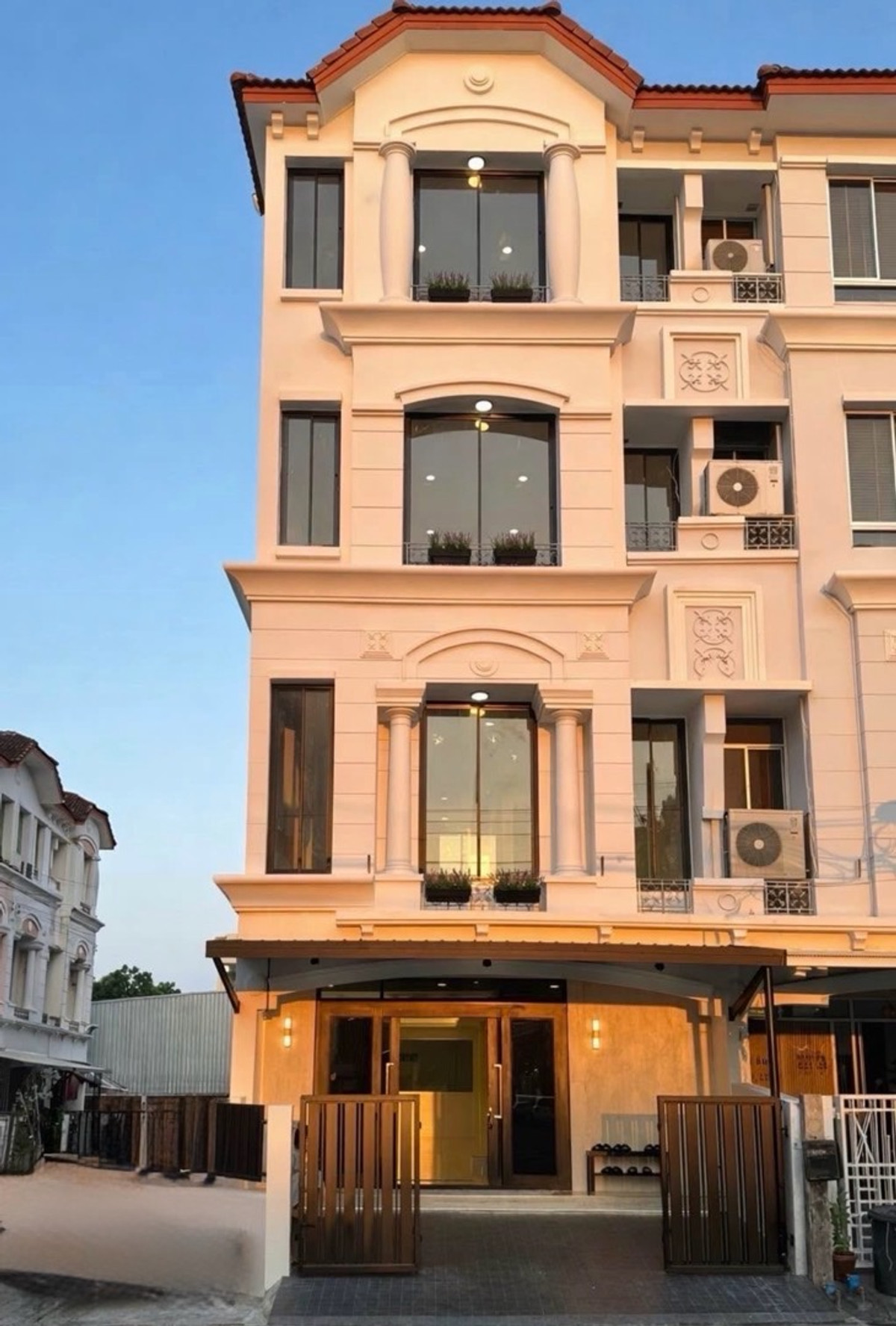 For SaleHome OfficeRamkhamhaeng, Hua Mak : 4-Storey Renovated Home Office Baan Klang Muang Rama 9 Ladprao Town in Town Ready for Business Near Expressway