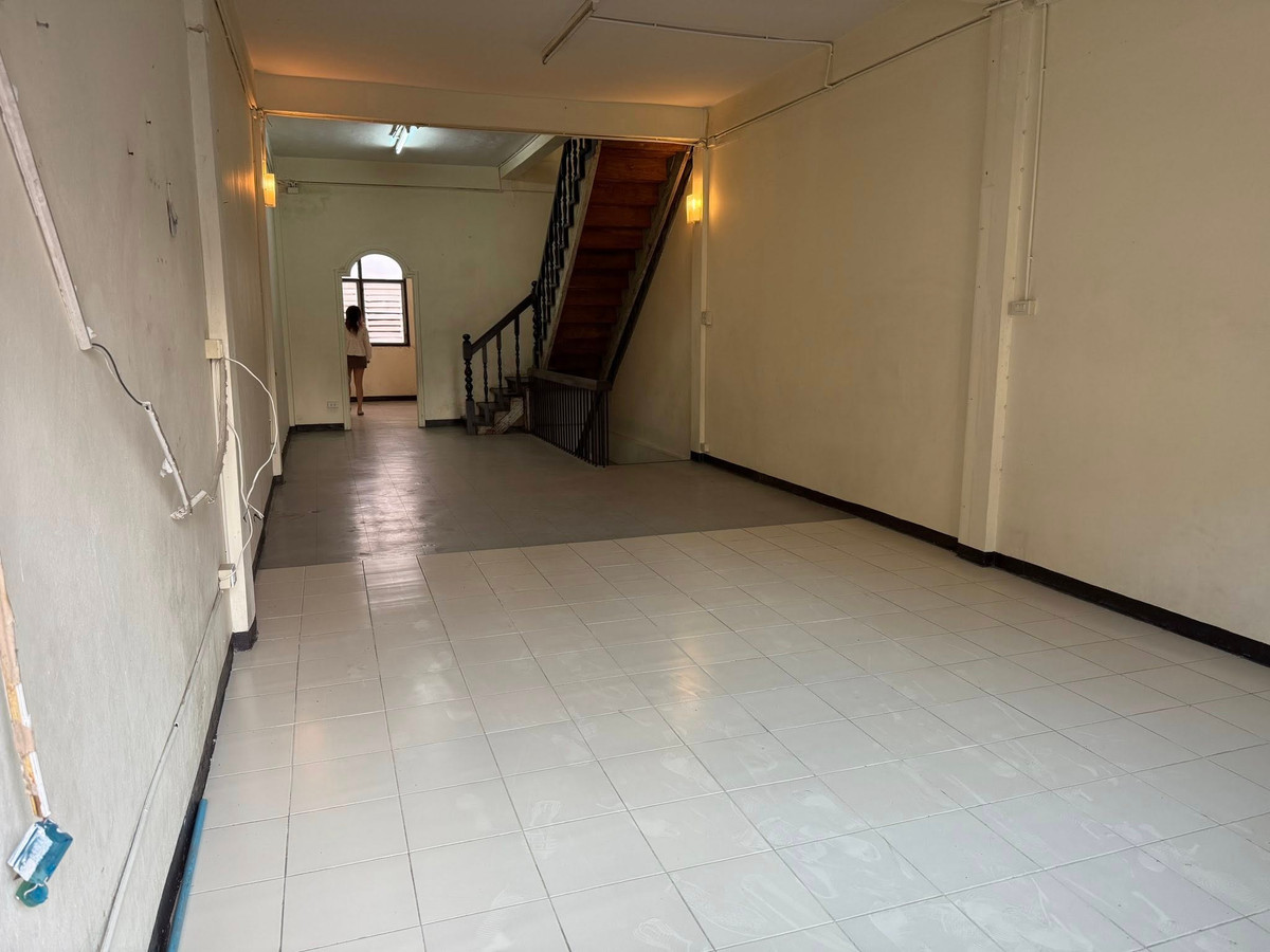 For RentShop HouseSukhumvit, Asoke, Thonglor : The commercial building is in Sukhumvit, a business location in the heart of the city, connecting both Sukhumvit and Rama 4 with heavy traffic. Suitable for doing business | 4.5 Floors Shophouse for Rent | Near BTS Phrom Phong