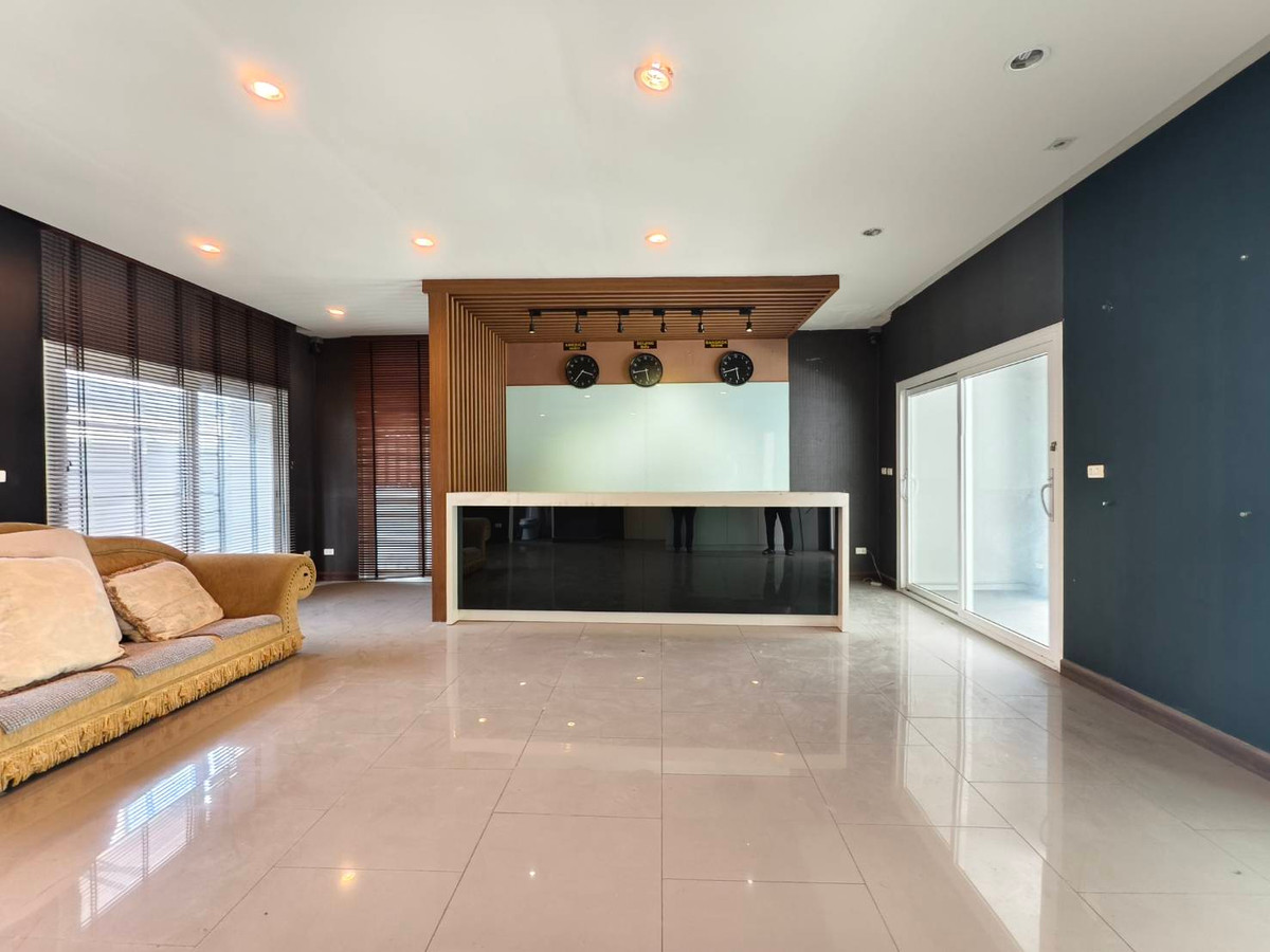Home OfficeLadkrabang, Suwannaphum Airport : For sale/rent 4-story home office next to The Terminal Suvarnabhumi project, has a built-in elevator, near Suvarnabhumi Airport.