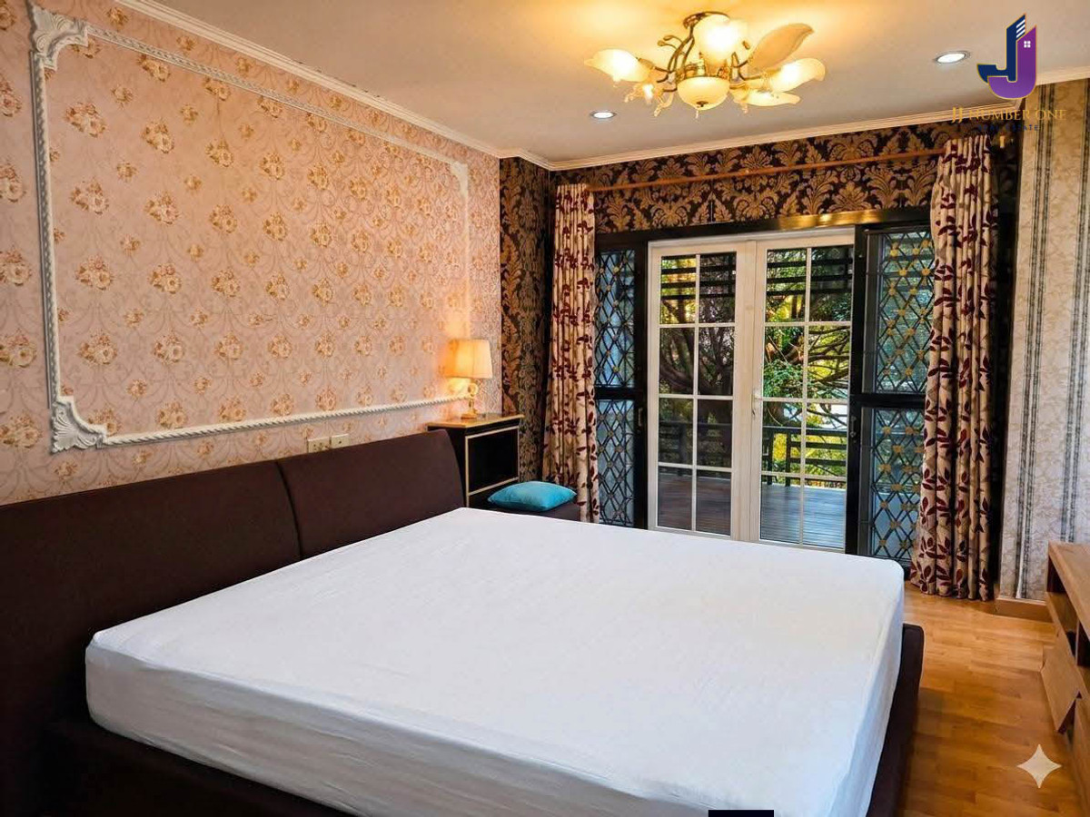 ขายบ้านลาดกระบัง สุวรรณภูมิ :  ขายบ้านเดี่ยว ภัทรา วงแหวน–อ่อนนุช  3 ห้องนอน 3 ห้องน้ำ เนื้อที่ 57.4 ตร.ว. พื้นที่ใช้สอย 160 ตร.ม.  บ้านเลขที่มงคลสุดหายาก 33/33