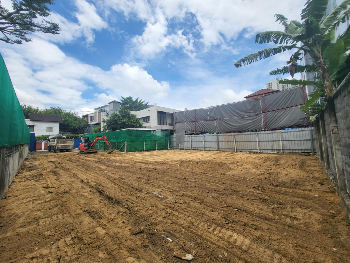 For SaleLandKhlongtoei, Kluaynamthai : Land for sale, prime location, Rama 4 area, land size 106.90 sq m, 427.60 sq m, L-shaped land plot, hard to find, already filled, ready to build.