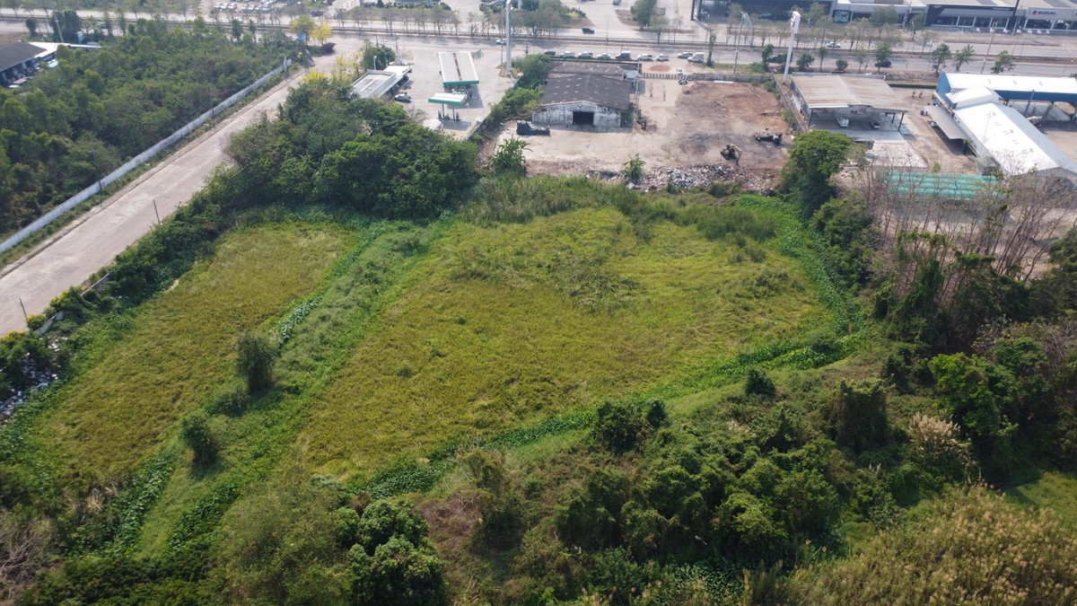 For RentLandKamphaeng Phet : [For rent] Land with buildings, Kamphaeng Phet, next to Phahonyothin Road. Inbound to Bangkok