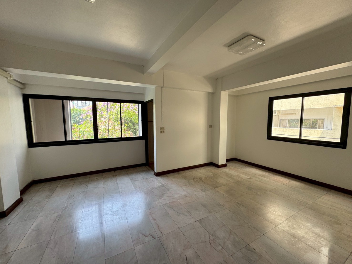 ให้เช่าทาวน์โฮมนานา : ทาวเฮ้าท์รีโนเวทใหม่ เหมาะทำธุรกิจ ใกล้ BTS นานา ** NO CO-AGNT ** 