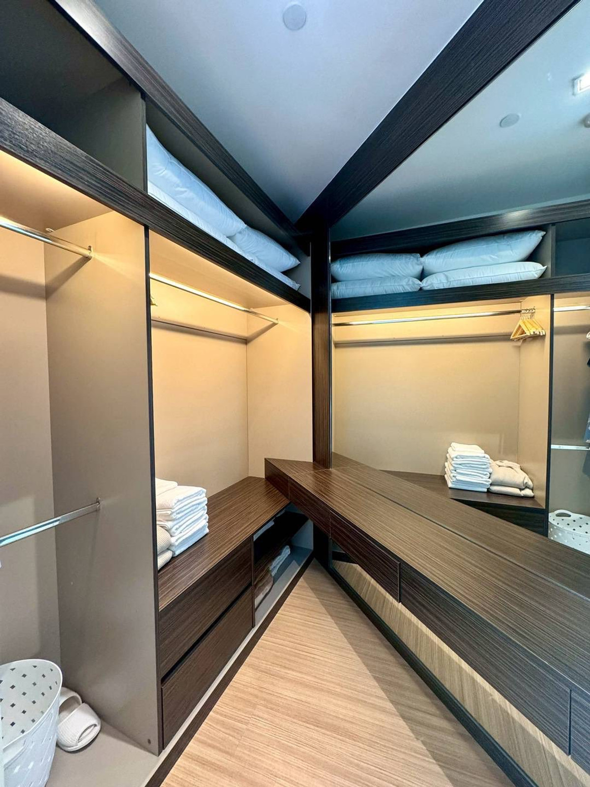 ให้เช่าคอนโดพัทยา บางแสน ชลบุรี สัตหีบ : ให้เช่า คอนโดหรู 3 ห้องนอน ขนาด 217 ตารางเมตร วิวทะเลจอมเทียน