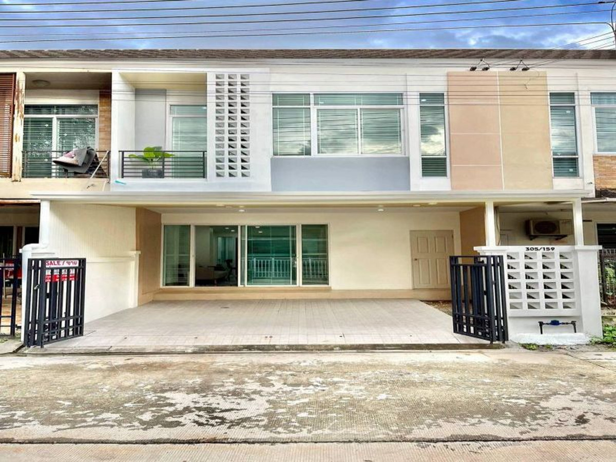 For SaleTownhomeSriracha Laem Chabang Ban Bueng : Townhome for sale in Sriracha, near Central and Robinson Department Stores. 3 bedrooms, The Central 2. Ready to move in.