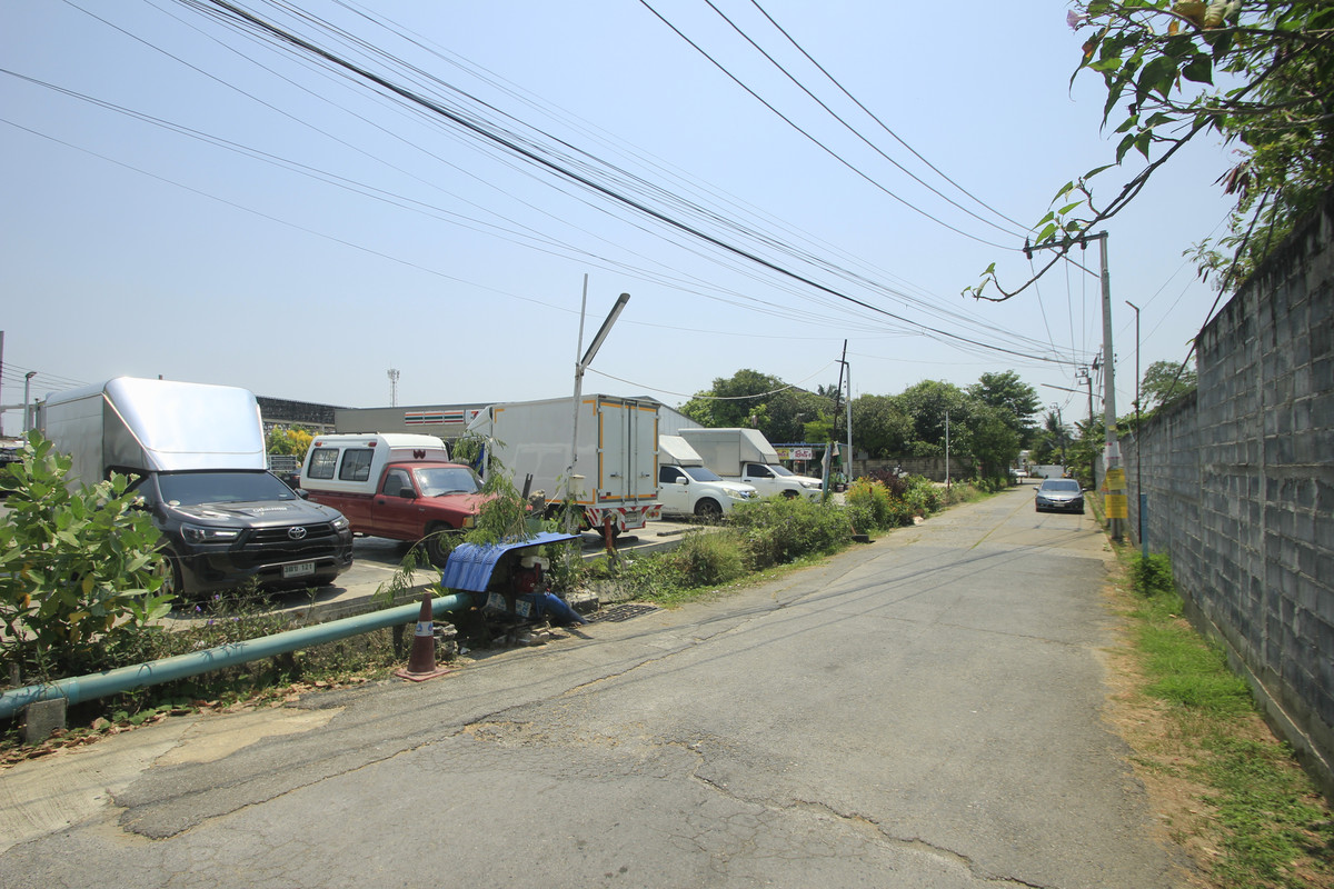 ขายที่ดินปิ่นเกล้า จรัญสนิทวงศ์ : ที่ดินพุทธมณฑลสาย2 ทวีวัฒนา-กาญจนาภิเษก15 ใกล้พระเทพตัดใหม่ หมู่บ้านสินพัฒนาธานี ที่ดินสร้างบ้านถมแล้ว แปลงมุมสวย 100วา เดินทางสะดวกได้หลายเส้นทาง  