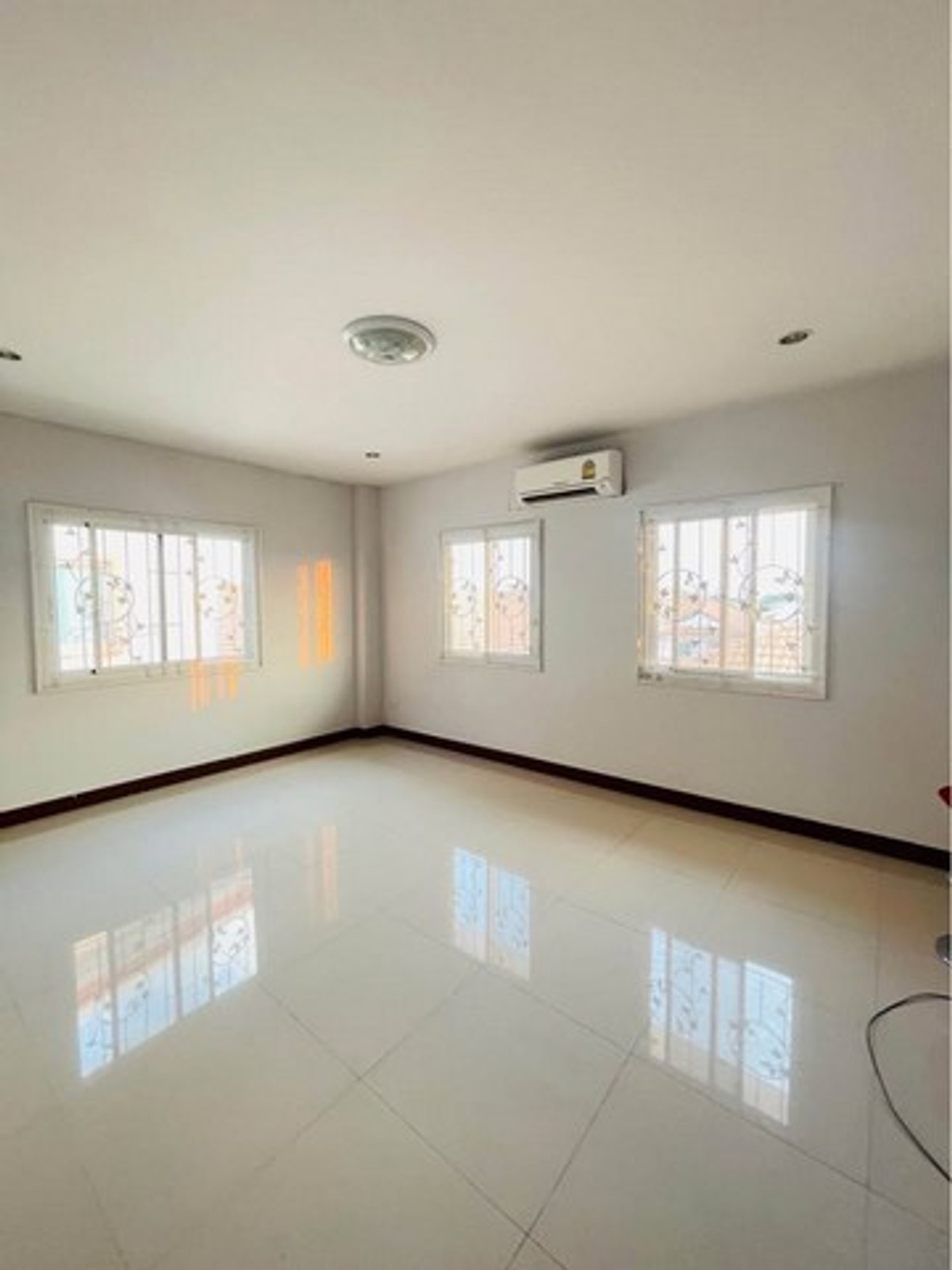 For RentShop HouseSamut Prakan,Samrong : HR3341 Commercial building for rent, 3 floors, beautifully decorated, ready to do business & Residential, can enter and exit in many ways, near Mega Bangna.