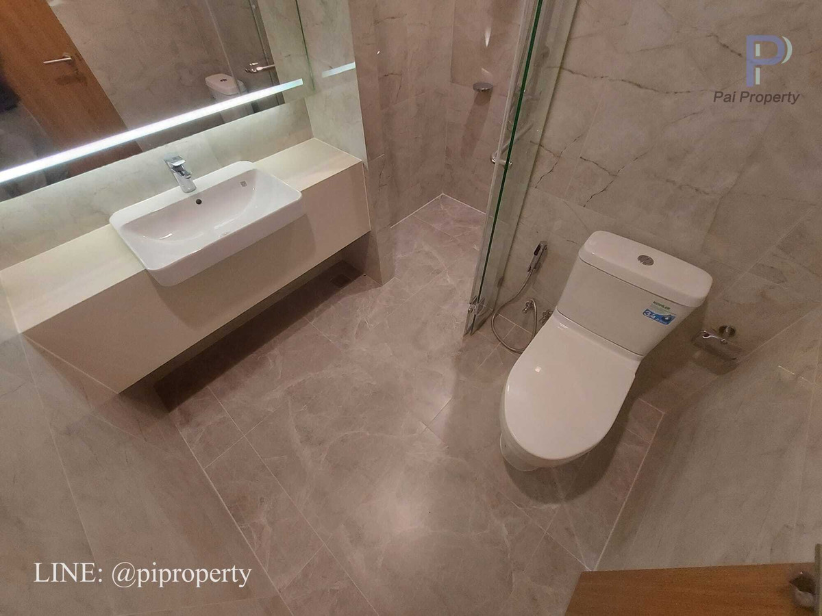 For RentCondoSukhumvit, Asoke, Thonglor : Fully furnished 1 Bedroom unit for rent in Phrom Phong. High floor with a unblocked view. Noble Around Sukhumvit 33.