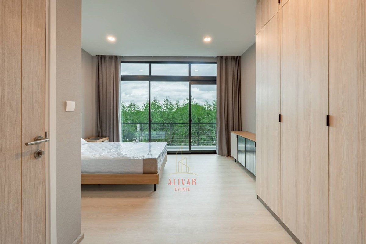 For RentTownhomePattanakan, Srinakarin : RH034026 For rent, new townhome, 3 floors, corner plot at Nirvana DEFINE Krungthep Kreetha, near MRT Sri Kritha Station.