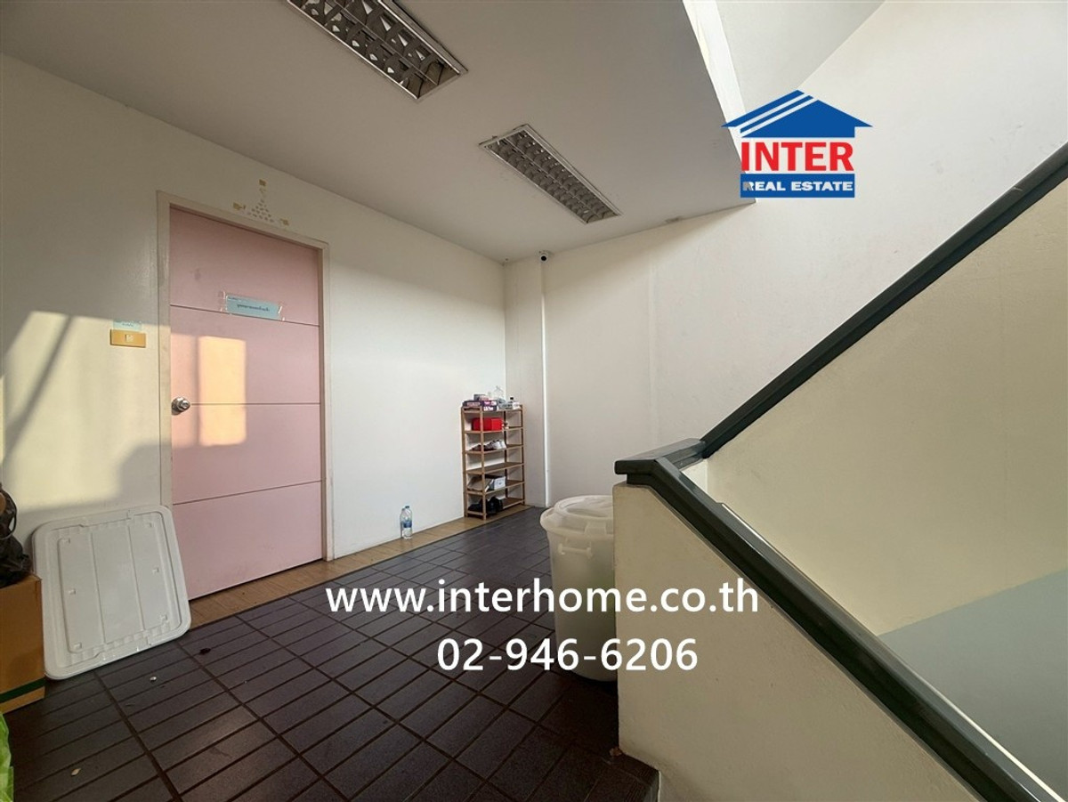 For RentOfficeChaengwatana, Muangthong : Office, 5 floors, 210 sq m, office for rent. Near Muang Thong Thani Bond Street Muang Thong Thani Road, Chaengwattana Road, Pak Kret, Nonthaburi