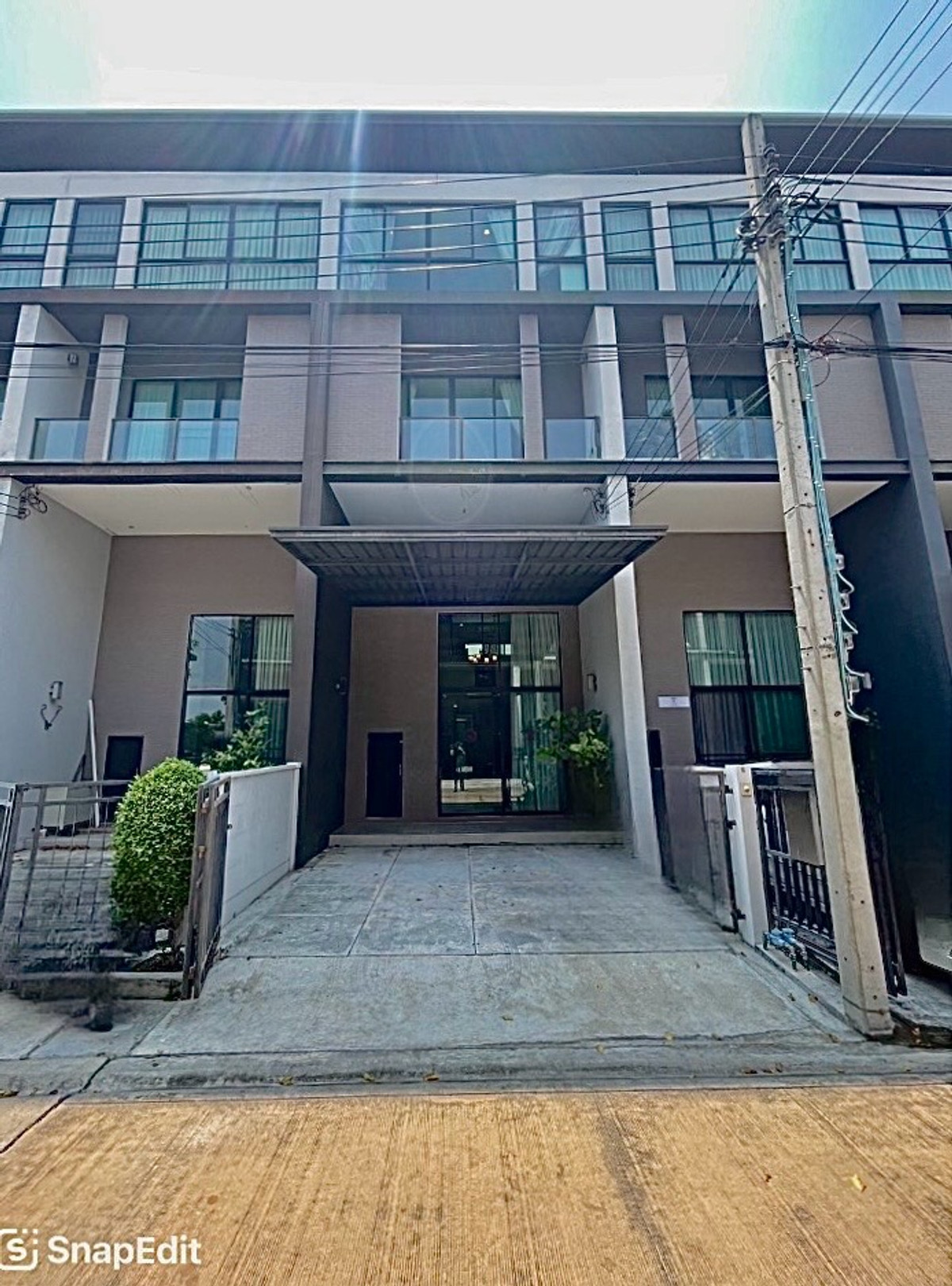 For SaleTownhomeKasetsart, Ratchayothin : House for sale in the middle of Vibhavadi, Soi Vibhavadi 64, Chaengwattana Soi 1, near BTS Phranakhon Rajabhat, Kasetsart University, Sripatum University and the Red Line.