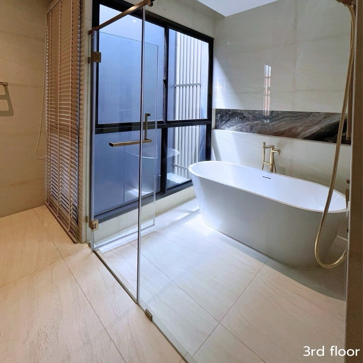 For RentHousePattanakan, Srinakarin : For rent: Bugaan krungthep kreetha, 3-storey detached house, modern luxury, with elevator, swimming pool view.