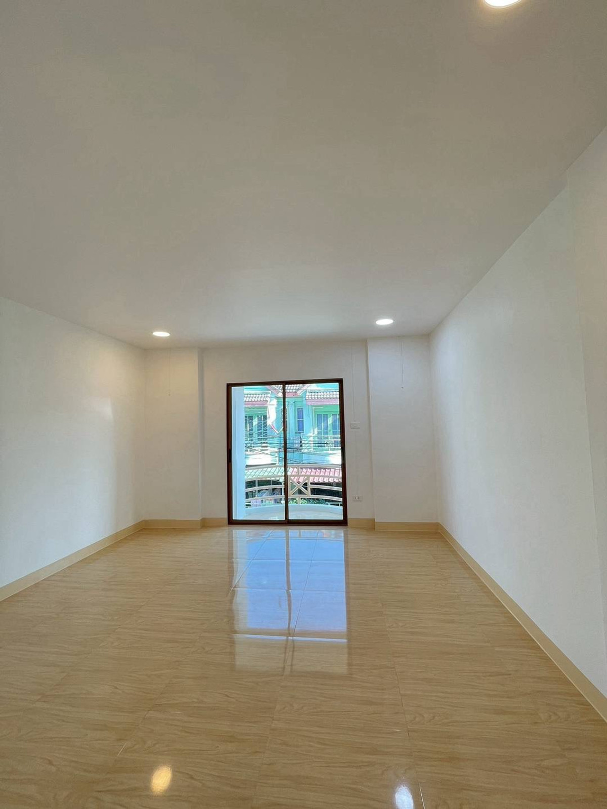 ขายทาวน์โฮมนนทบุรี บางใหญ่ บางบัวทอง : ขายทาวน์เฮาส์ร่มโพธิ์ บางบัวทอง 16 ตร.ว. แต่งมินิมอล ใกล้ MRT บางพลู ฟรีโอน