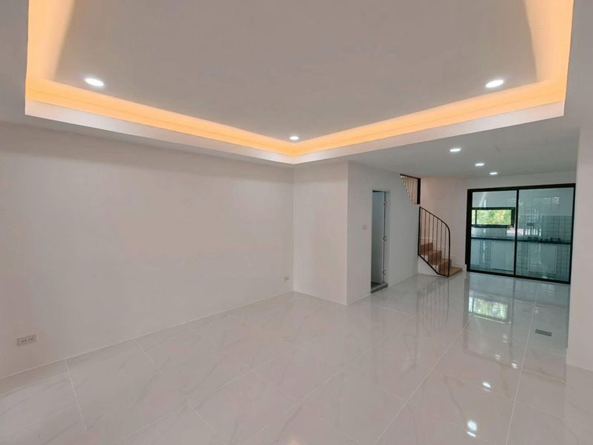 ขายทาวน์โฮมมีนบุรี-ร่มเกล้า : ขายทาวน์โฮม 2 ชั้น หมู่บ้านปรีชา 11 มีนบุรี (Preecha 11 Minburi) ขนาด 16 ตารางวา 2 ห้องนอน ใกล้ MRT สายสีชมพูสถานีเศรษฐบุตรบําเพ็ญ ตกแต่งใหม่ พร้อมอยู่ แขวงมีนบุรี เขตมีนบุรี กรุงเทพมหานคร