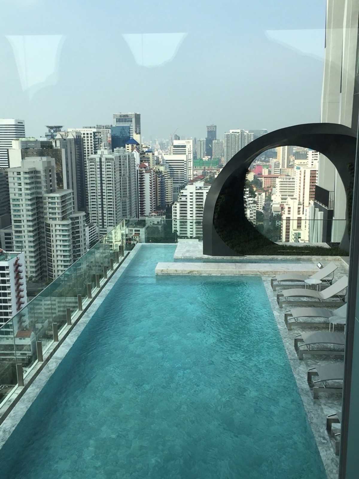 ให้เช่าคอนโดสุขุมวิท อโศก ทองหล่อ : EDGE Sukhumvit 23: ไม่ใช่แค่ที่อยู่ แต่คือศูนย์กลางจักรวาล! 🌌✨1 ห้องนอน  21,000.- / เดือน (ราคาดีที่สุดในย่าน! คุ้มกว่านี้ไม่มีอีกแล้ว!)