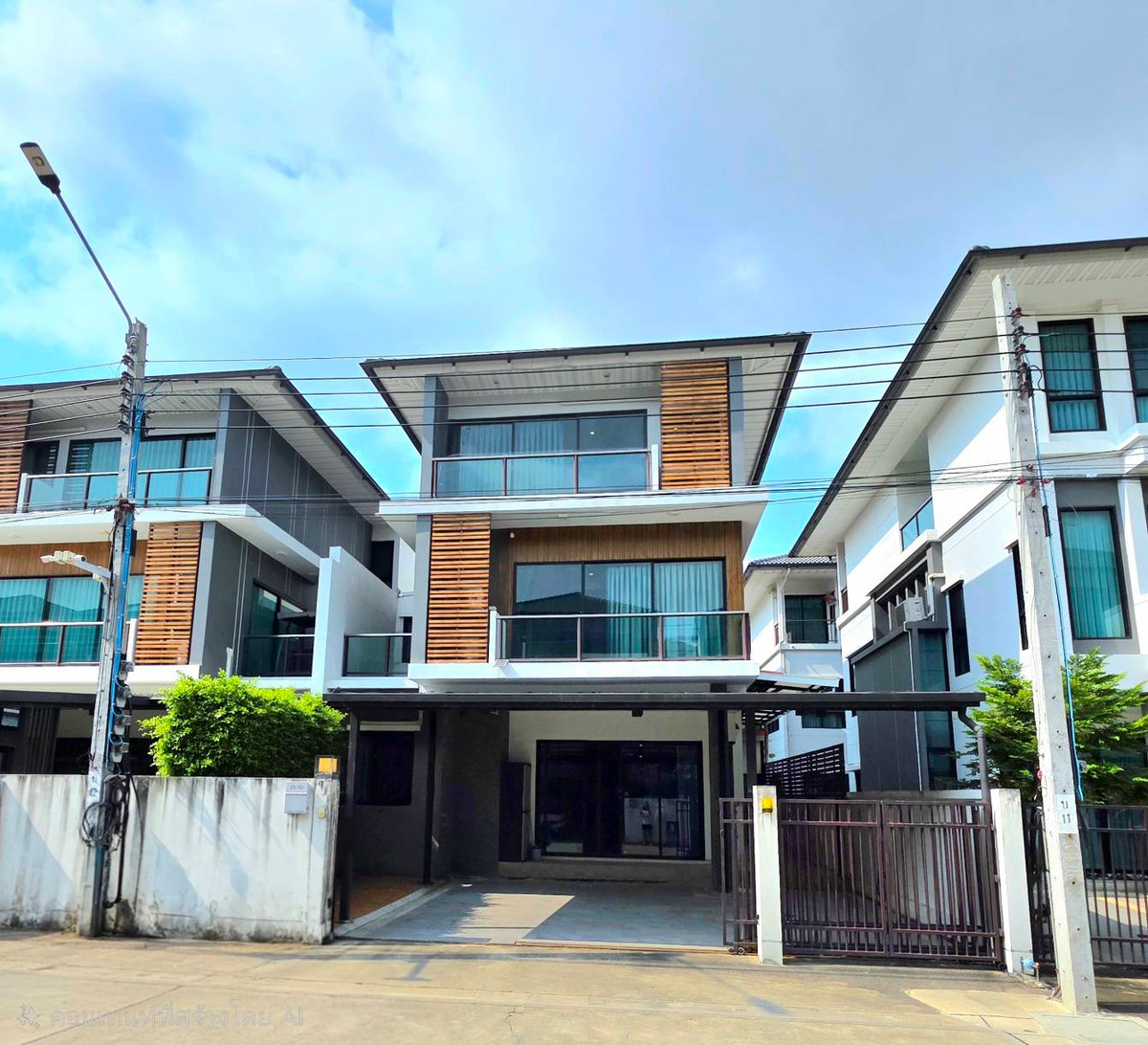 ขายบ้านลาดกระบัง สุวรรณภูมิ : ขายบ้านแฝด 3ชั้น สภาพบ้านใหม่มากๆ เจ้าของตกแต่งเสร็จแทบจะไม่ได้ใช้เลย 