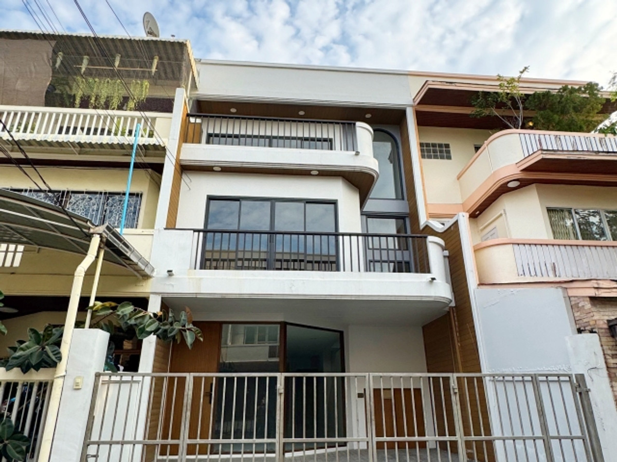 For SaleTownhomeChokchai 4, Ladprao 71, Ladprao 48, : For sale, 3-story townhome, Nakniwat Kasemsan 1, Lat Phrao, Sangkhomson, 25 sq m, good location.