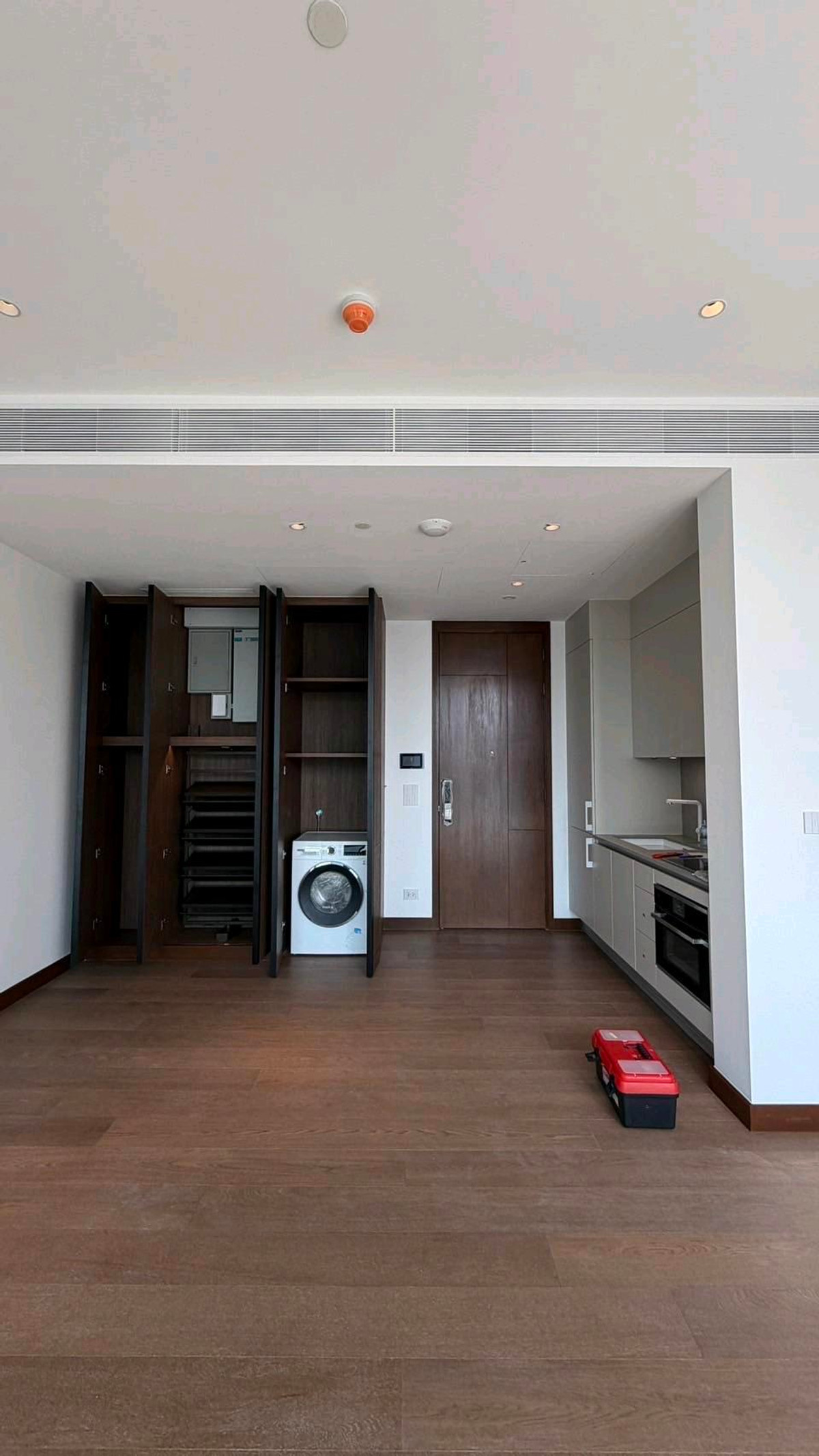 ขายคอนโดสีลม ศาลาแดง บางรัก : ขายคอนโดหรู Dusit Residences ใจกลางสีลม ทำเลศักยภาพสูง ใกล้ MRT สีลม เพียงไม่กี่ก้าว เชื่อมต่อย่านธุรกิจ CBD ได้อย่างสะดวก 