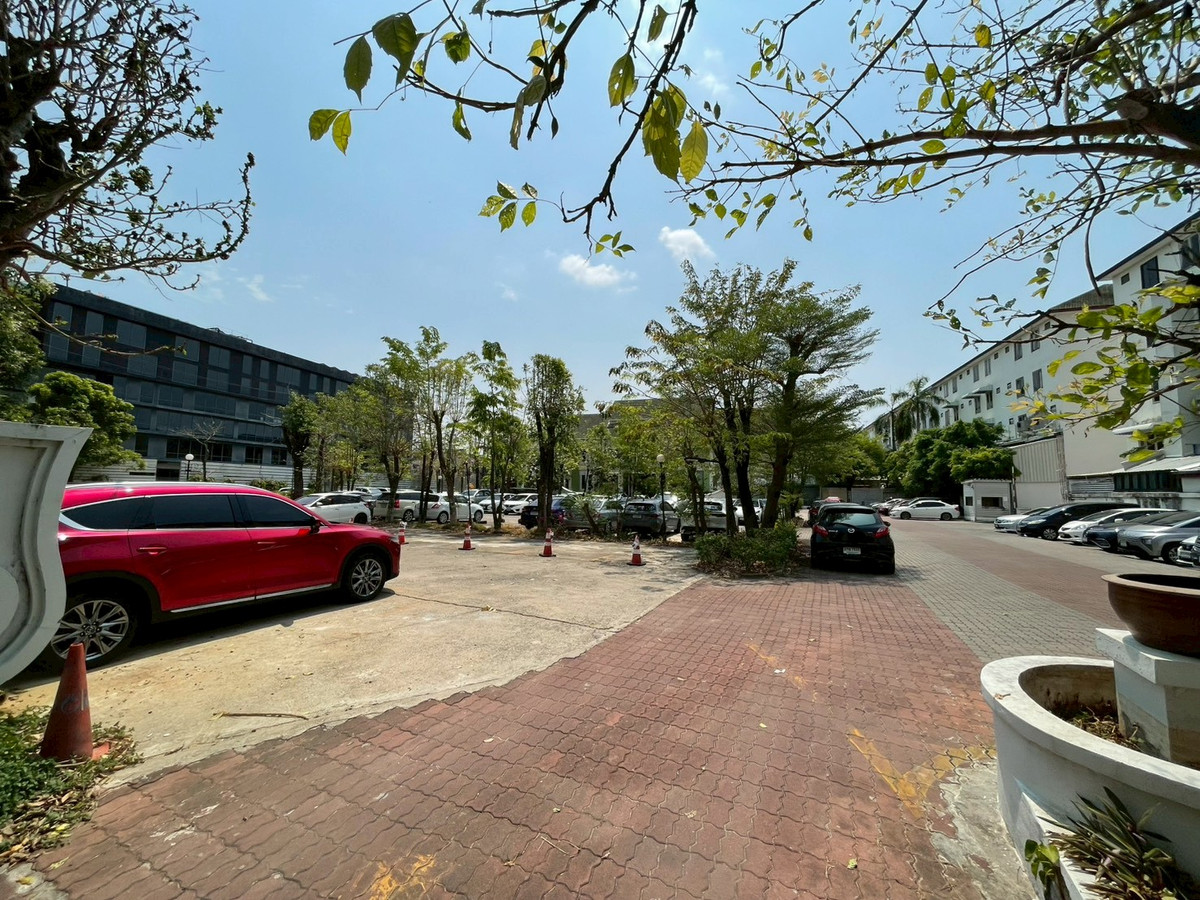 ให้เช่าอาคารพาณิชย์พัฒนาการ ศรีนครินทร์ : ให้เช่าอาคารพาณิชย์ 2 คูหา ตึกมุม ริมถนนพัฒนาการ ใกล้ซอยพัฒนาการ 30 (ซอยหมู่บ้านปัญญา)  อาคารพาณิชย์ขนาดใหญ่ เหมาะสำหรับทำสำนักงาน คลินิก สถาบันการศึกษา โชว์รูม หรือธุรกิจหลากหลายประเภท ทำเลติดถนนใหญ่ เดินทางสะดวก