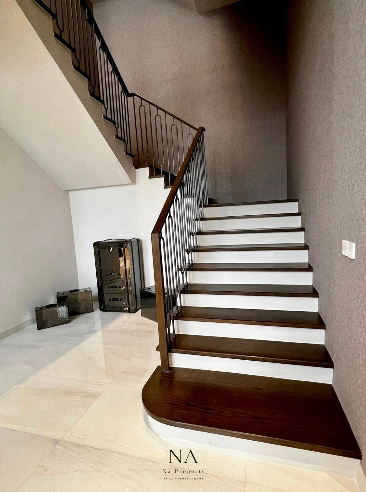 บ้านพัฒนาการ ศรีนครินทร์ : House for rent: Malton Gates new Krungthep Kreetha, 250,000 THB. 5 bedrooms, 6 bathrooms, 544 sq m usable area, 107.7 sq wah land area. Near Rama 9, Pattanakarn, Suan Luang, Srinakarin, Bang Na, Suvarnabhumi Airport, Ramkhamhaeng, Ploenchit, Sukhumvit.