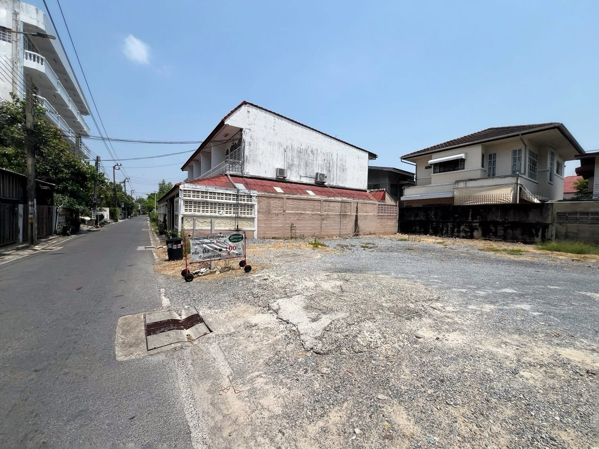 For RentShop HouseOnnut, Udomsuk : [For rent] - [Commercial building, 4 floors, 5 units, empty building with air conditioning on some floors] Area over 1,000 sq m with large parking, suitable for an office, school, nursery or warehouse, near True Digital Park and BTS Punnawithi LC0099 
 
