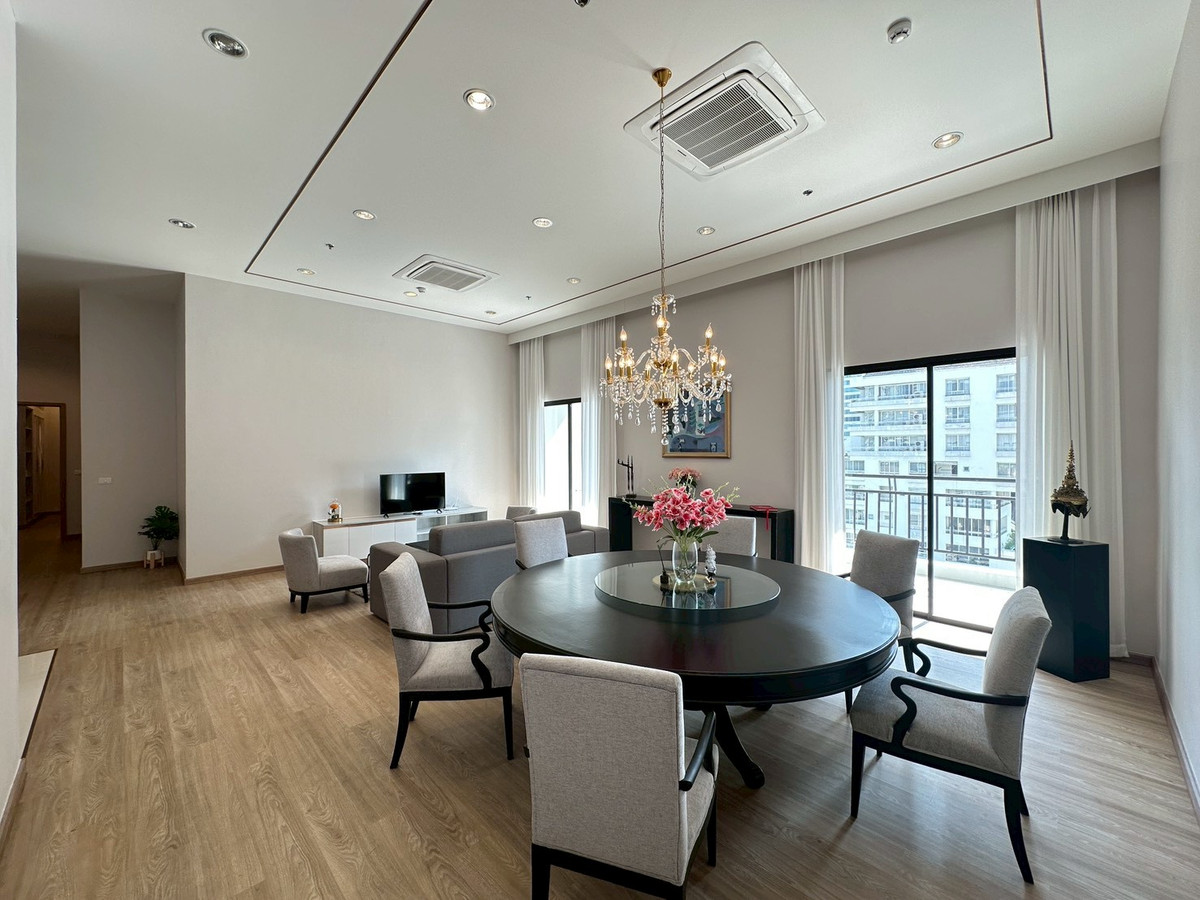 For RentSathorn, Narathiwat : Large condo room in Sathorn area, 3 bedrooms, near BTS St. Louis, CBD location and has large living space like a house. Live in the city center Near the business area, convenient travel