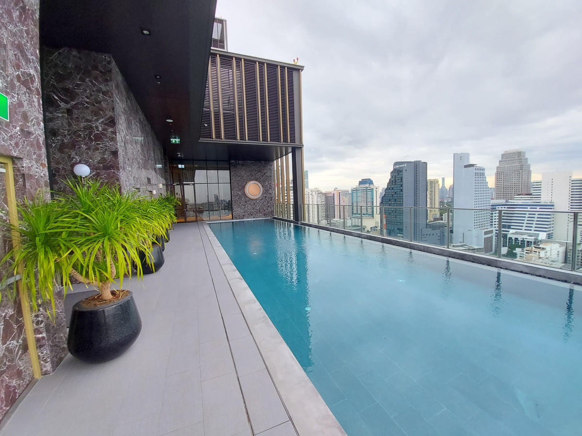 For RentCondoSukhumvit, Asoke, Thonglor : Fully furnished 1 Bedroom unit for rent in Phrom Phong. High floor with a unblocked view. Noble Around Sukhumvit 33.