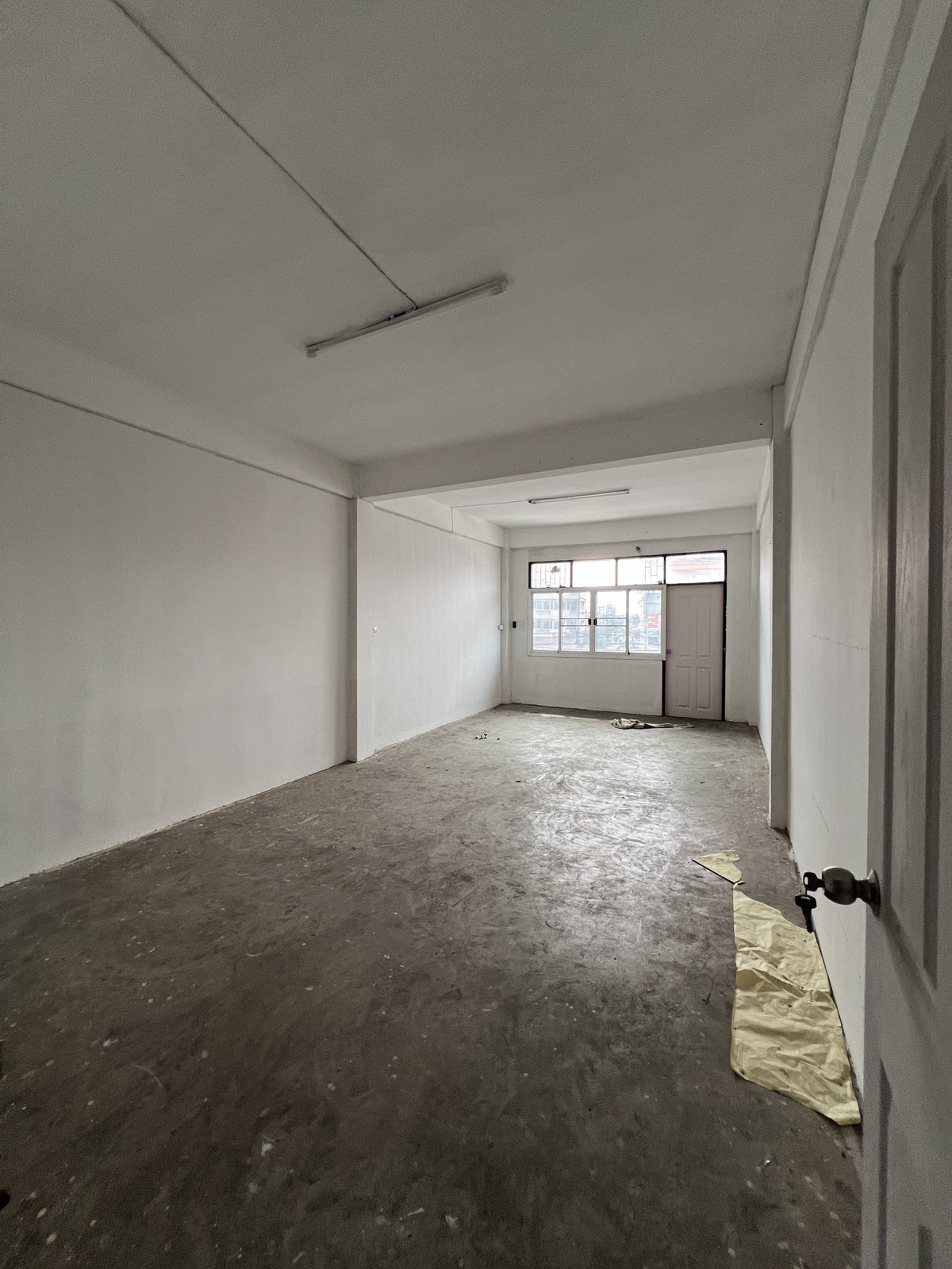 For RentShop HouseMin Buri, Romklao : Prime Commercial Building for Rent – Suwinthawong Main Road (Corner of Soi Sam Wa)