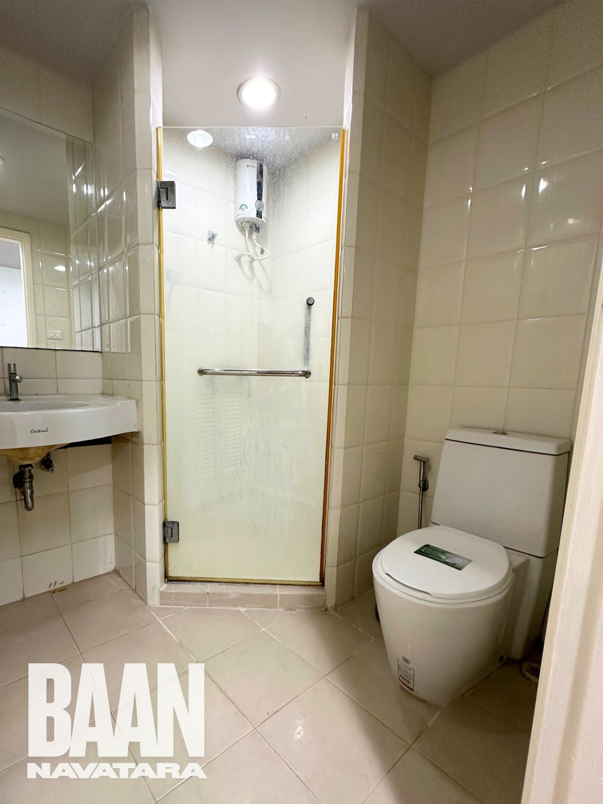 ให้เช่าคอนโดเกษตร นวมินทร์ ลาดปลาเค้า :  คอนโดบ้านนวธารา 61ตรม. ชั้น1 ห้องอยู่บริเวณหัวมุม เงียบสงบ  ถเข้าได้ 2 ทาง หน้าห้อง เข้าจากที่จอดรถ และ หลังห้อง ออกไปเป็นสระว่ายน้ำและ fitness