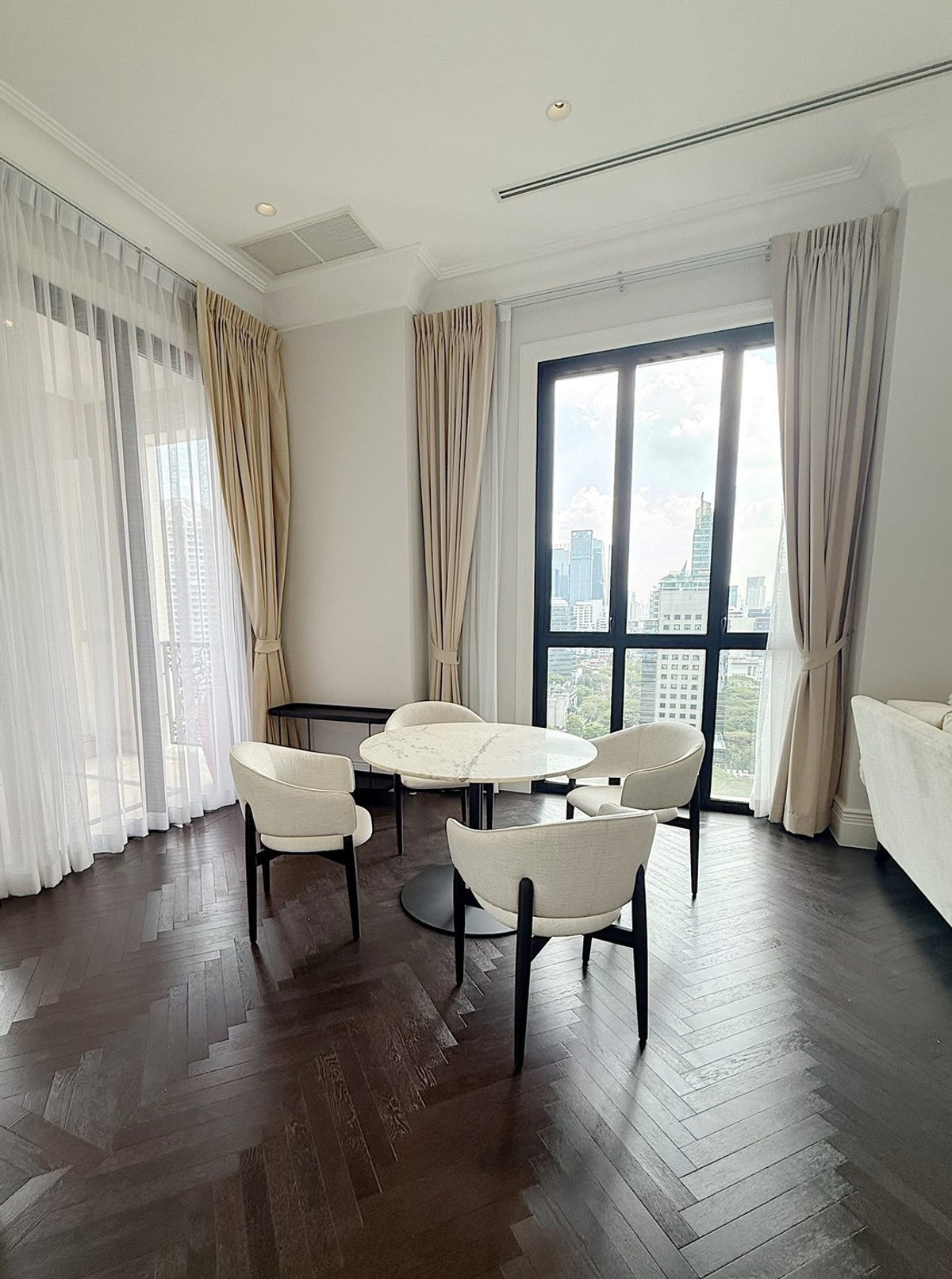 For RentCondoWitthayu, Chidlom, Langsuan, Ploenchit : ⭐️ 98 wireless ⭐️ 2 bedrooms, 3 bathrooms, 120 sq m. Beautiful room, well decorated. Ready to move in