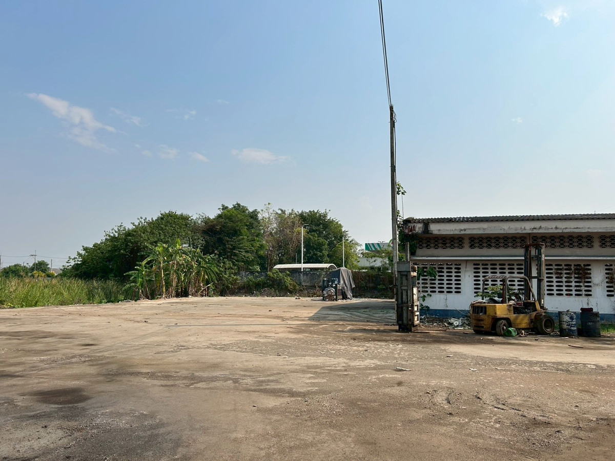 For RentLandKamphaeng Phet : [For rent] Land with buildings, Kamphaeng Phet, next to Phahonyothin Road. Inbound to Bangkok