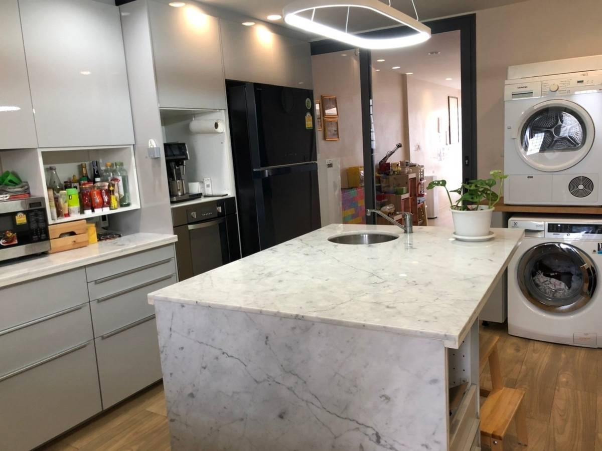 For RentShop HouseWongwianyai, Charoennakor : Commercial building for rent near BTS Krung Thonburi, only 3 minutes.