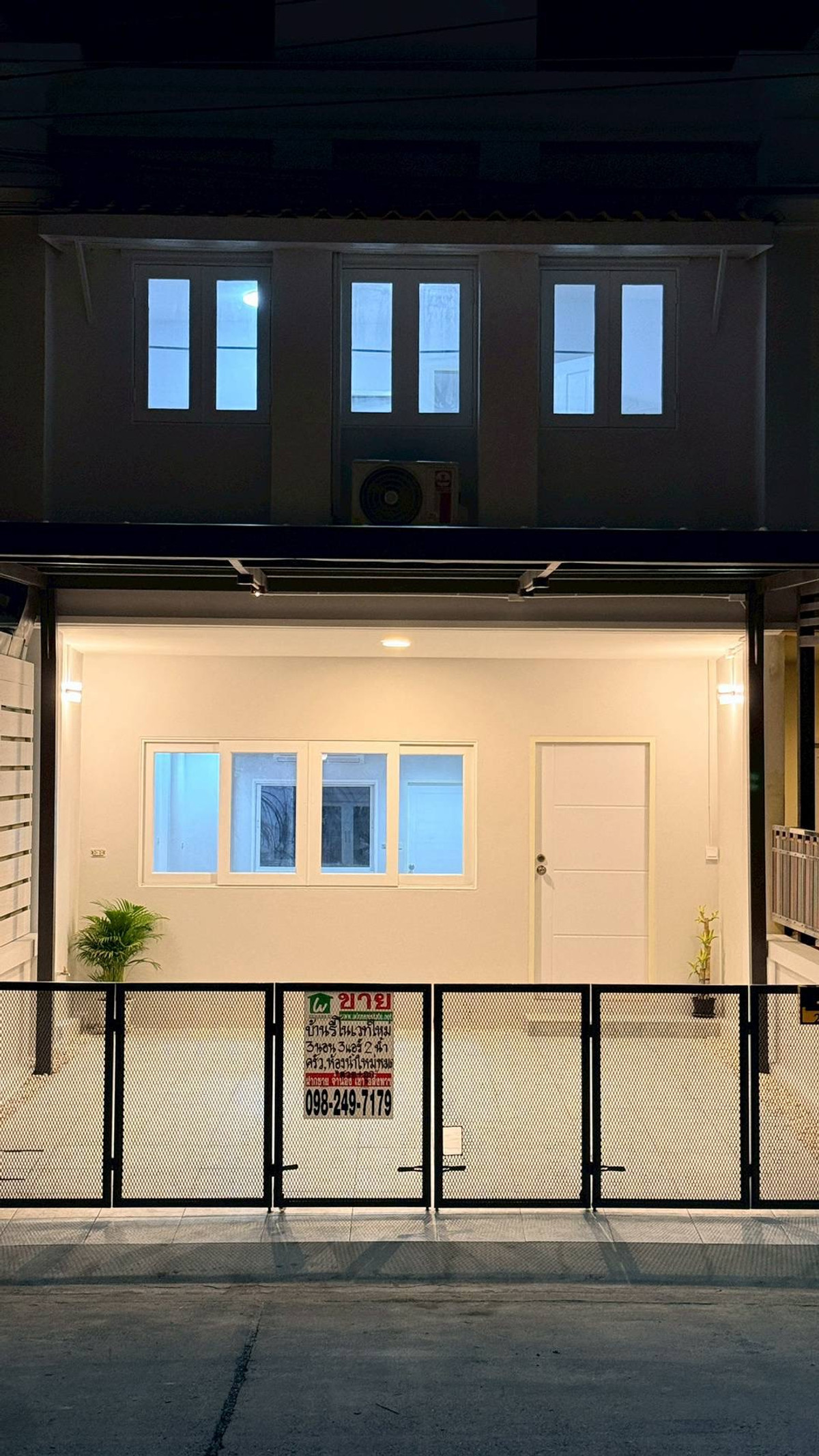 ขายทาวน์โฮมลาดกระบัง สุวรรณภูมิ : ขายด่วน ทฮ 2 ชั้น 3 ห้องนอน รีโนเวทใหม่ทั้งหมด หมู่บ้าน ดิเอ็กคลูซีฟ เฉลิมพระเกียรติ ร.9 ซอย72 ใกล้วงแหวนกาญจนาภิเษก, สนามบินสุวรรณภูมิ (Gant-285)