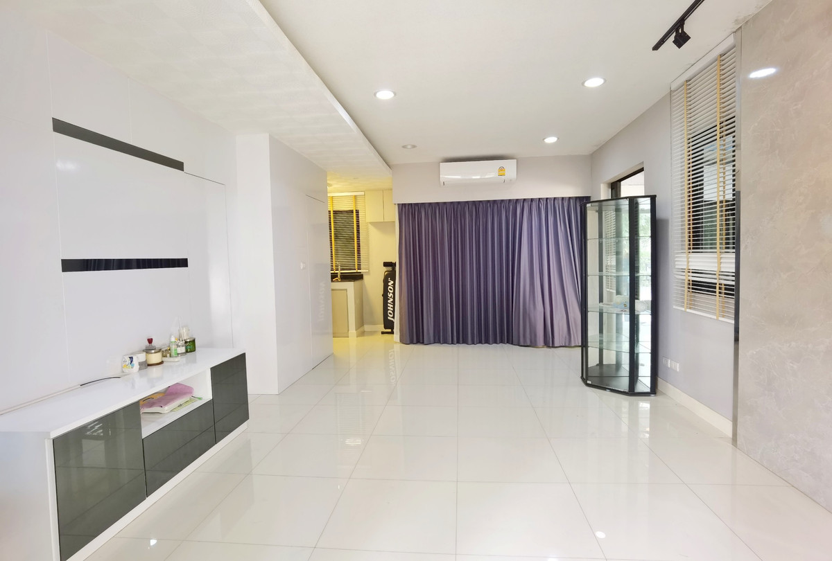 For SaleTownhomeRattanathibet, Sanambinna : [Selling at a loss! Decorated in the millions] Baan Klang Muang Rattanathibet, back side, 33 sq m, near MRT Nonthaburi Intersection 1, only 500 meters.