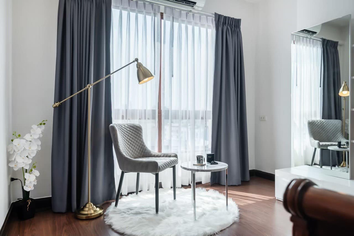 For RentCondoRatchadapisek, Huaikwang, Suttisan : For rent Baan Klang Krung Resort, prime location in Ratchada! Big room 63.5 sq m., near MRT Huai Khwang, only 17,900/month.