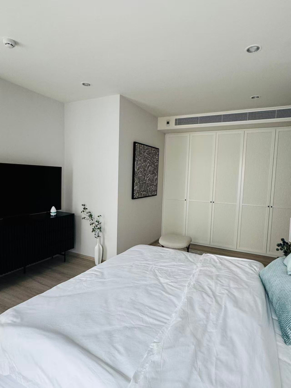 For RentCondoRama9, Petchburi, RCA : RCA  Brand new 3 bedrooms condo  137 sqm rent 120,000 thb one month