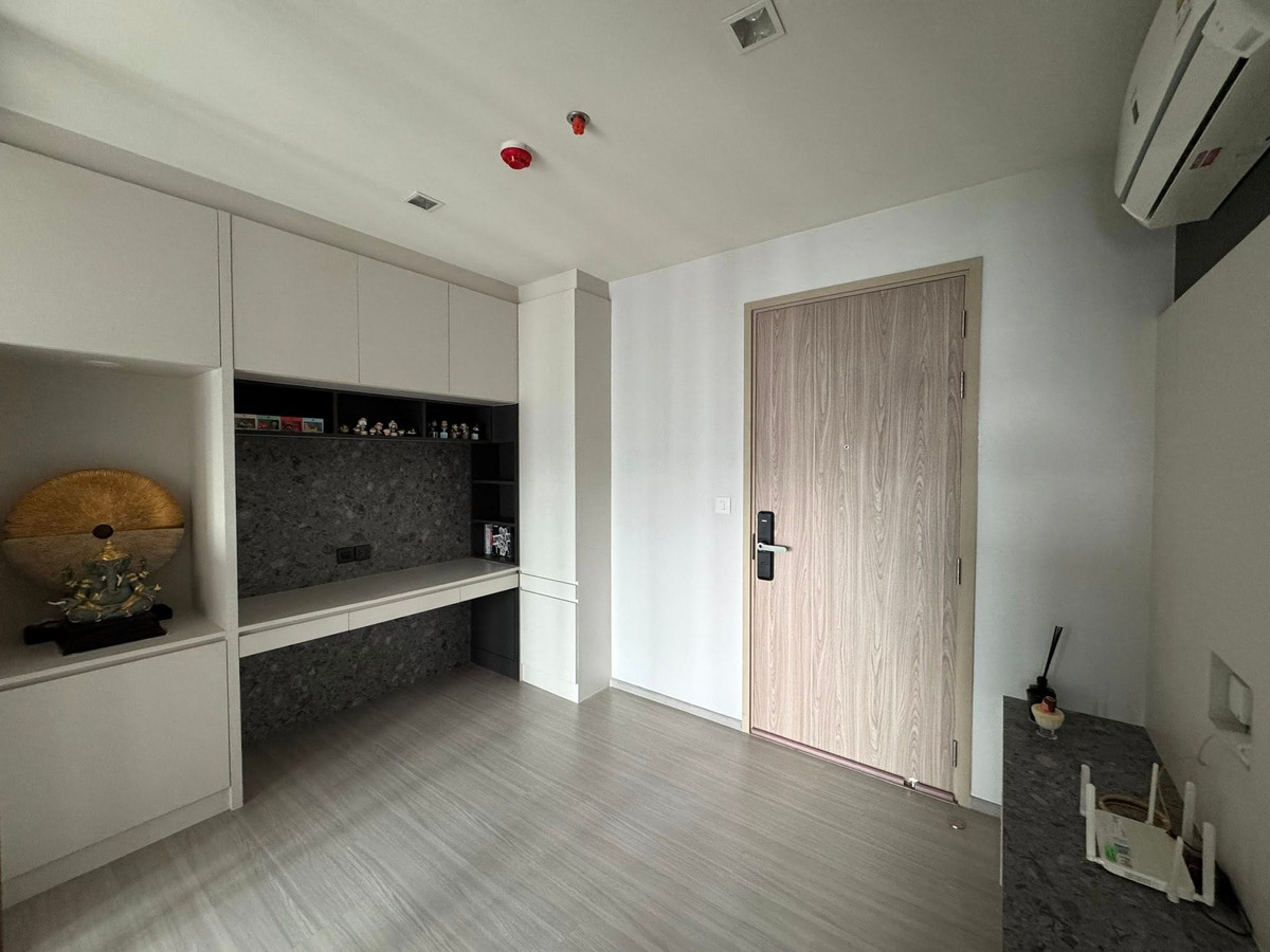 For RentCondoThaphra, Talat Phlu, Wutthakat : ⭐️ Life Sathorn Sierra ⭐️ 1 Bed 1 Bath, built-in furniture in the whole room, ready to move.