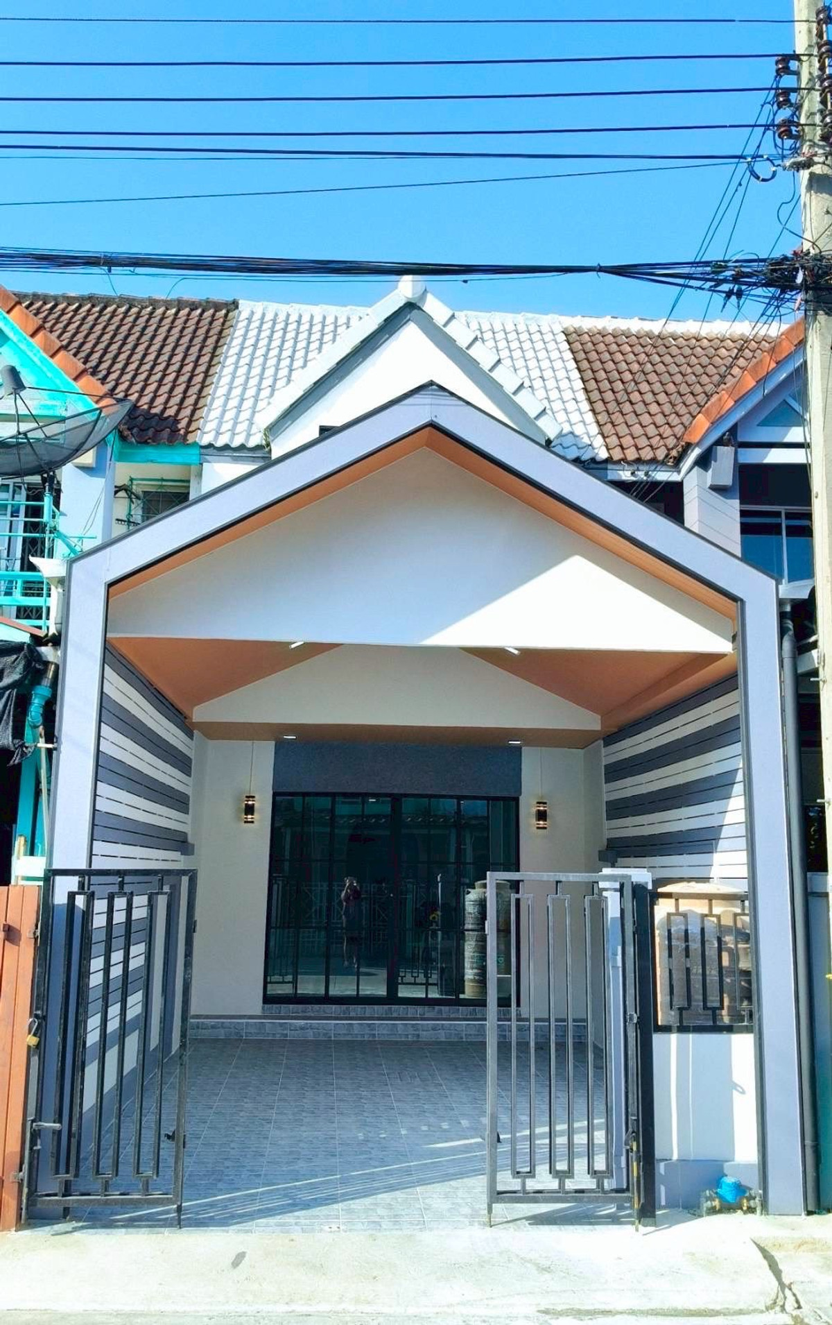 ขายทาวน์โฮมมีนบุรี-ร่มเกล้า : ขายทาวน์เฮ้าส์รีโนเวท 2 ชั้น หมู่บ้านพูนสินธานี 3 เคหะร่มเกล้า 64 ลาดกระบัง 2 ห้องนอน ราคา 2.15 ล้านบาท