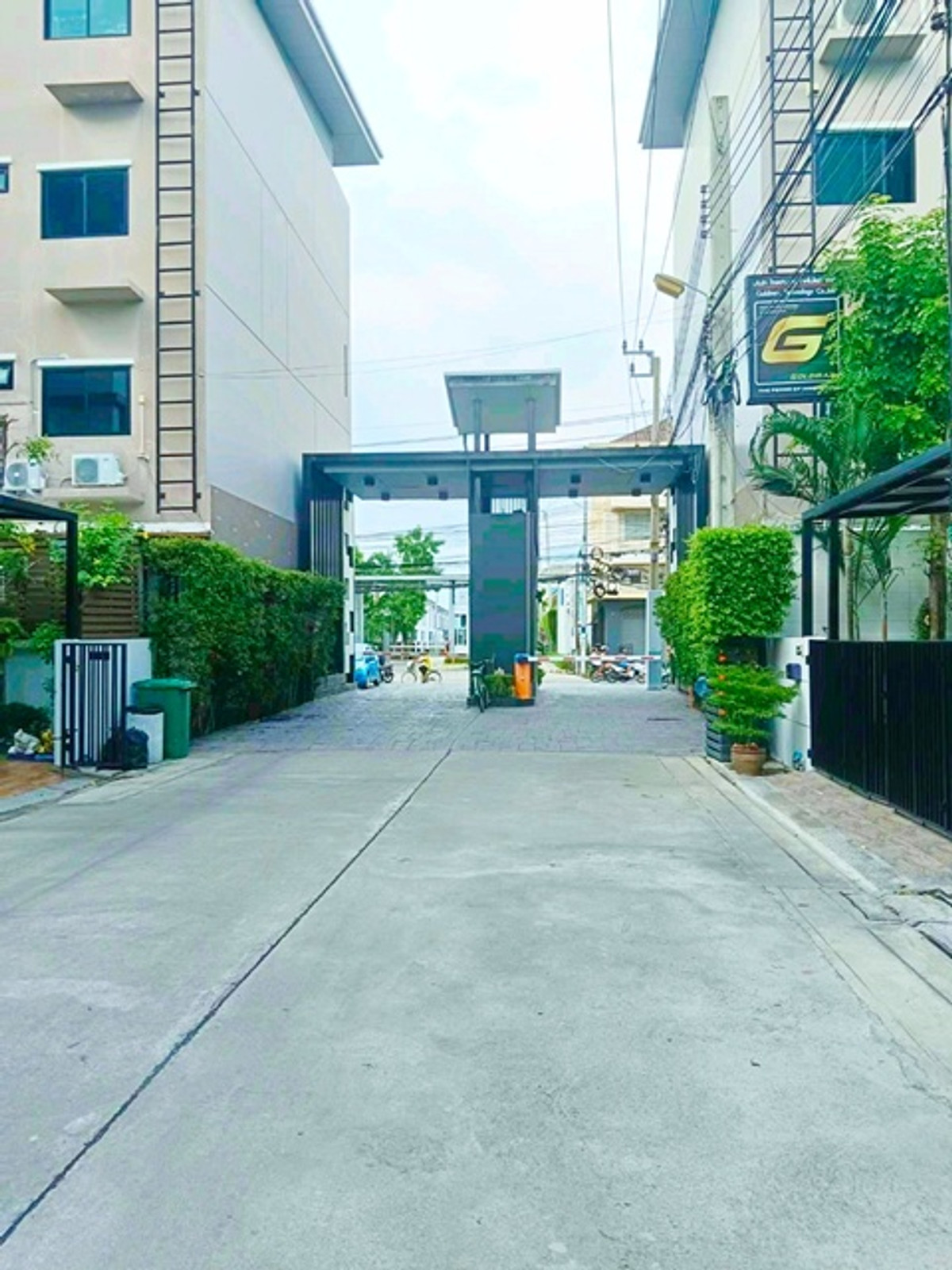 For RentTownhomeBangna, Bearing, Lasalle : BTS Samrong 1km. 4bed 3bath townhome BTS Bearing 20sq.wa. 240sq.m. new 3story house Imperial World