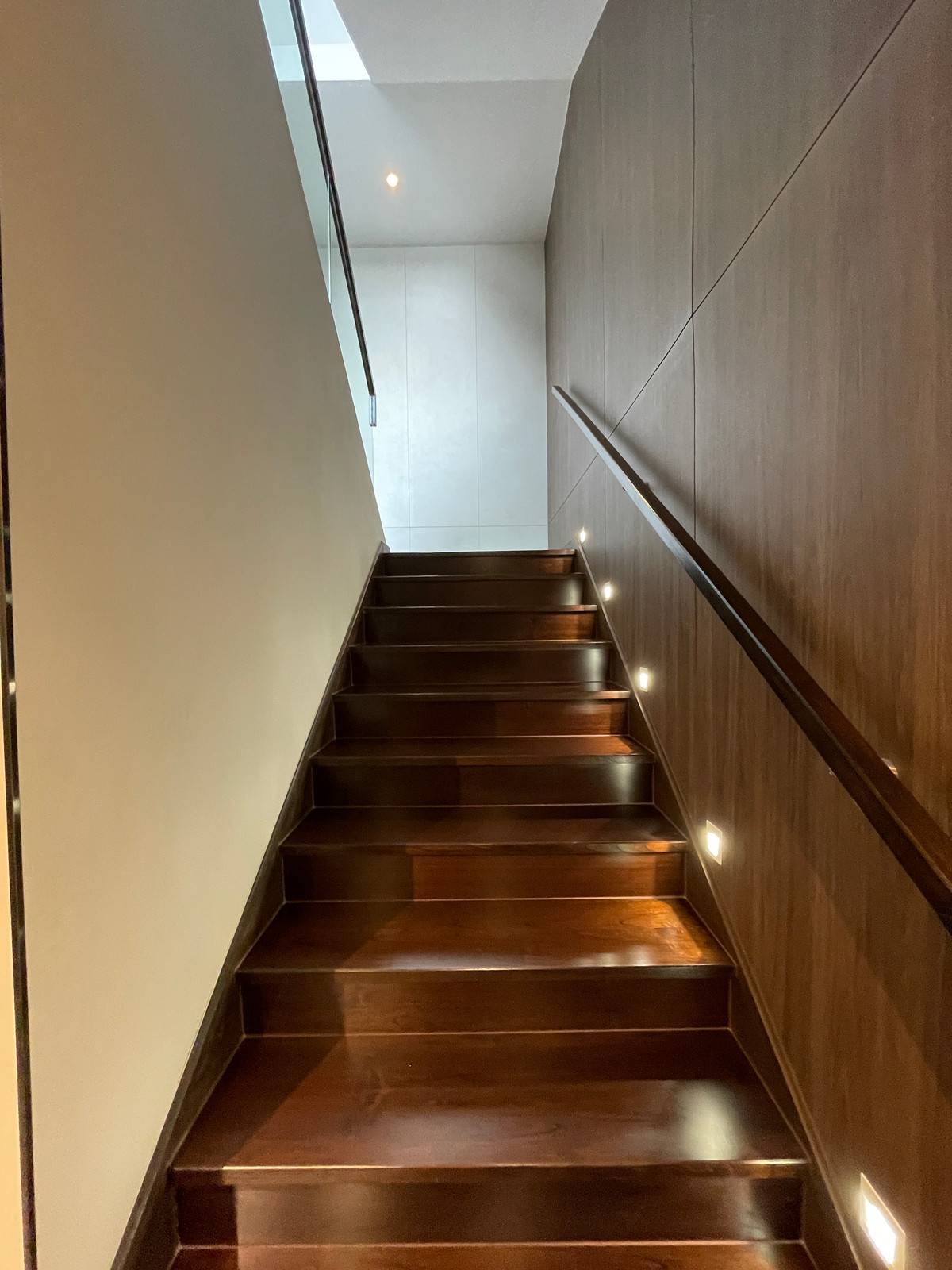 ขายบ้านเลียบทางด่วนรามอินทรา : "หนึ่งเดียวบนเลียบด่วน! Cira Residences บ้านเดี่ยว Ultra-Luxury 3.5 ชั้น พื้นที่ 845 ตร.ม. พร้อมสระว่ายน้ำส่วนตัว | ใกล้ทองหล่อ-พระราม 9 เพียงไม่กี่นาที (สังคมส่วนตัวเพียง 9 ยูนิต)"