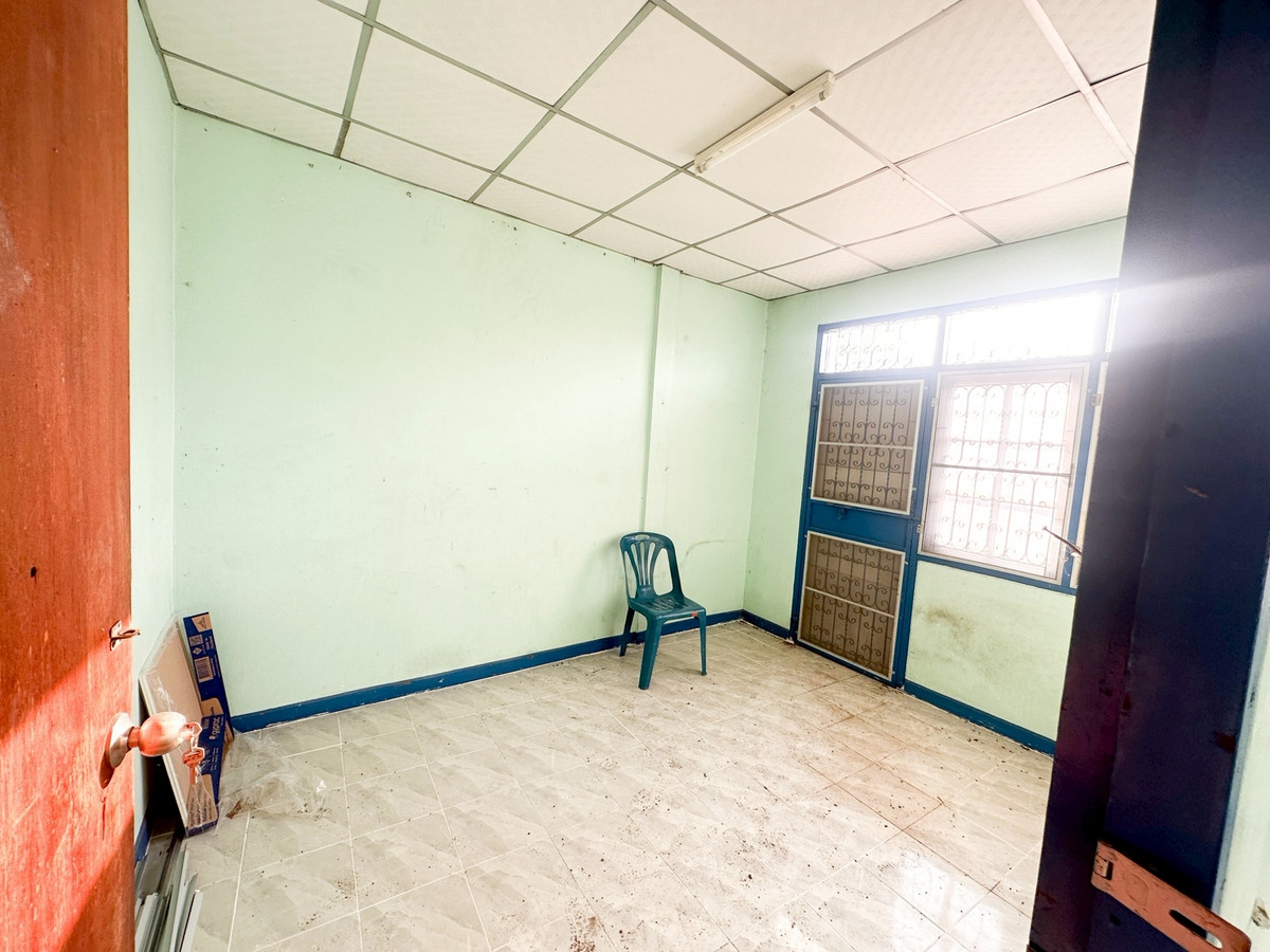 For SaleTownhomeSriracha Laem Chabang Ban Bueng : Townhouse in Soi Wat Wang Hin, Heart of Sriracha Convenient location with easy access, just 50 meters from Sukhumvit Road