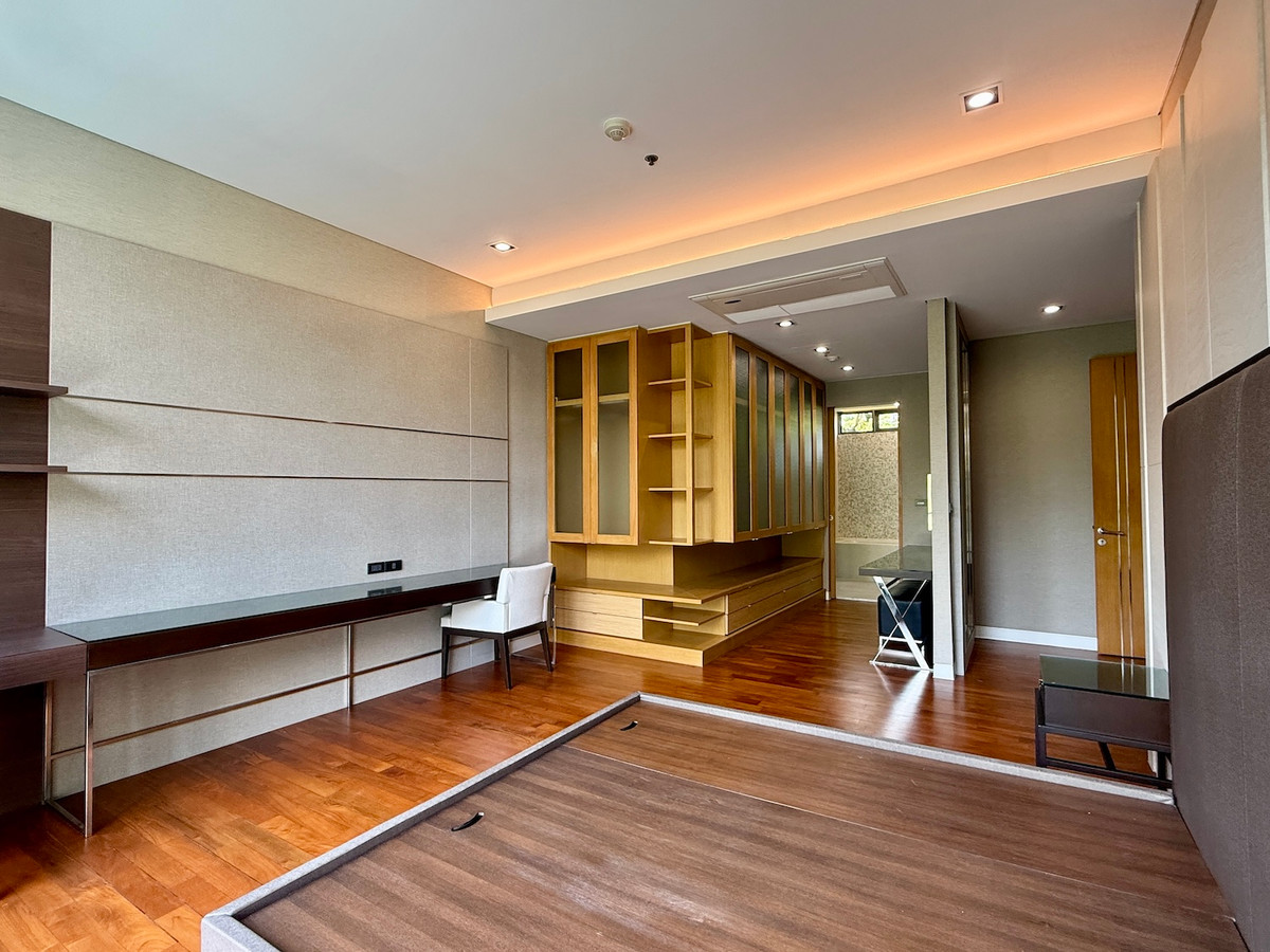 ให้เช่าคอนโดสุขุมวิท อโศก ทองหล่อ : คอนโดห้องใหญ่ 3 ห้องนอน พร้อมระเบียงกว้าง วิวสวน  ใกล้อโศกและพร้อมพงศ์