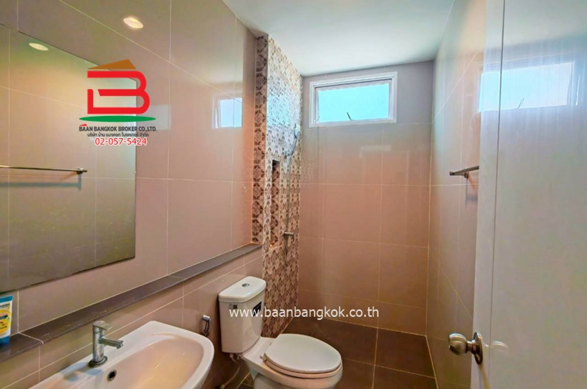 ขายทาวน์โฮมนวมินทร์ รามอินทรา : ทาวน์เฮ้าส์ เดอะพราวด์ (รามอินทรา-วงแหวน) ใกล้สถานีรถไฟฟ้าสายสีชมพู สถานีบางชัน เนื้อที่ 20.6 ตรว. แขวงบางชัน เขตคลองสามวา