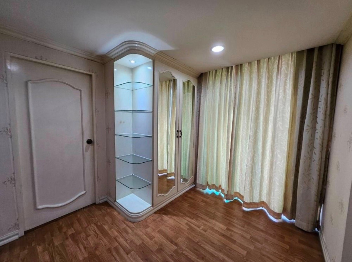 For RentCondoRatchadapisek, Huaikwang, Suttisan : 🏡 Big room, hard to find! The Kris 1, spacious room, very good layout, ready to move in.