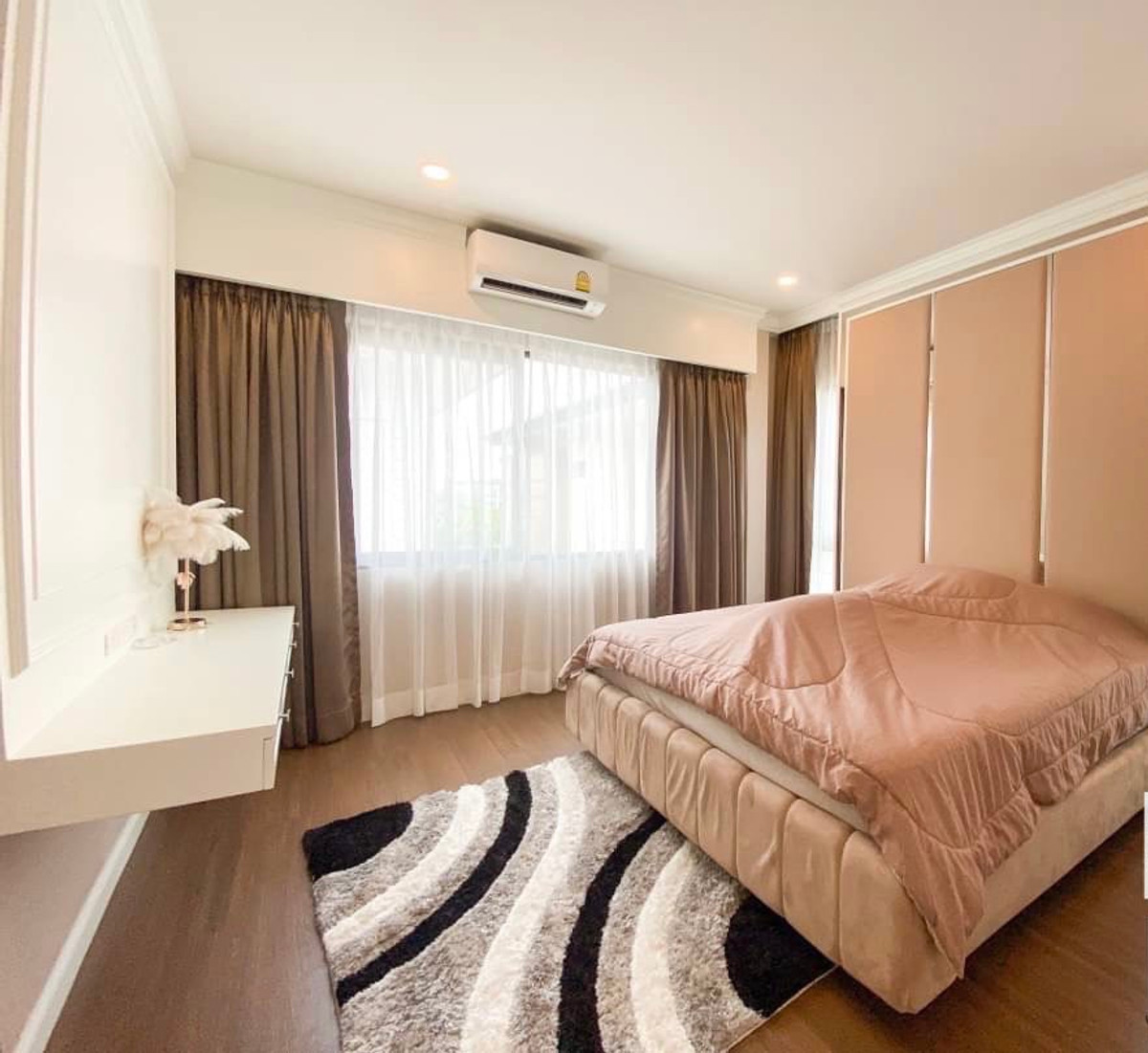 For RentHouseBangna, Bearing, Lasalle : For rent  Detached house 4 bed rooms at The City Bangna km 7 + maid quater Pet friendly 