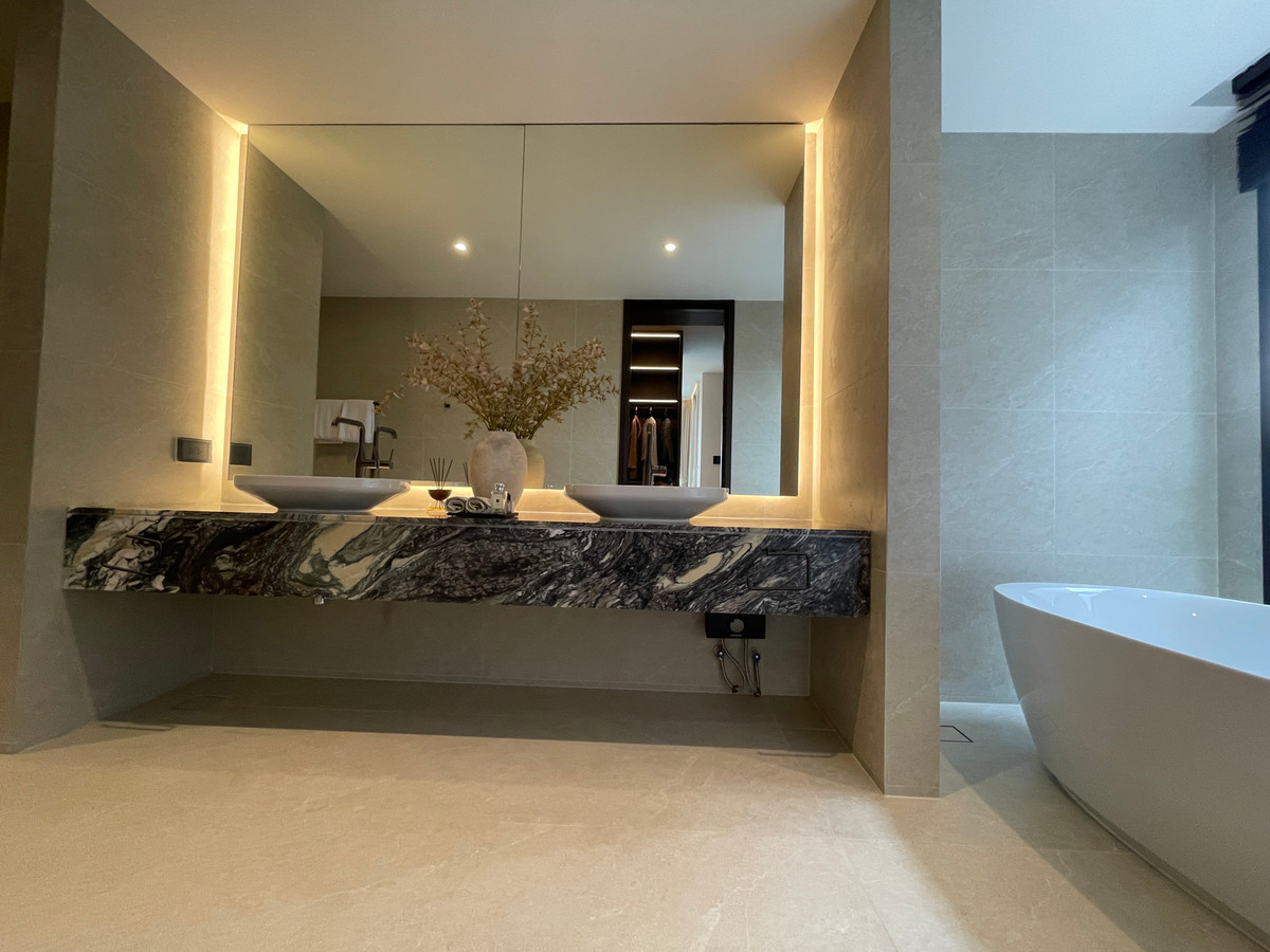 ขายบ้านเลียบทางด่วนรามอินทรา : "หนึ่งเดียวบนเลียบด่วน! Cira Residences บ้านเดี่ยว Ultra-Luxury 3.5 ชั้น พื้นที่ 845 ตร.ม. พร้อมสระว่ายน้ำส่วนตัว | ใกล้ทองหล่อ-พระราม 9 เพียงไม่กี่นาที (สังคมส่วนตัวเพียง 9 ยูนิต)"