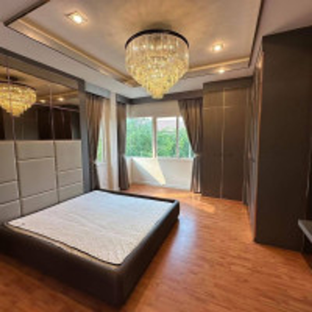 HousePinklao, Charansanitwong : Sell/rent a luxury house, The Grand Pinklao (De Pine zone), large house, 400 sq m, 3 bedrooms, 4 bathrooms, 21.5 million (rent 150,000), land width 118 sq m, furniture + complete set of electrical appliances, near Mahidol University.